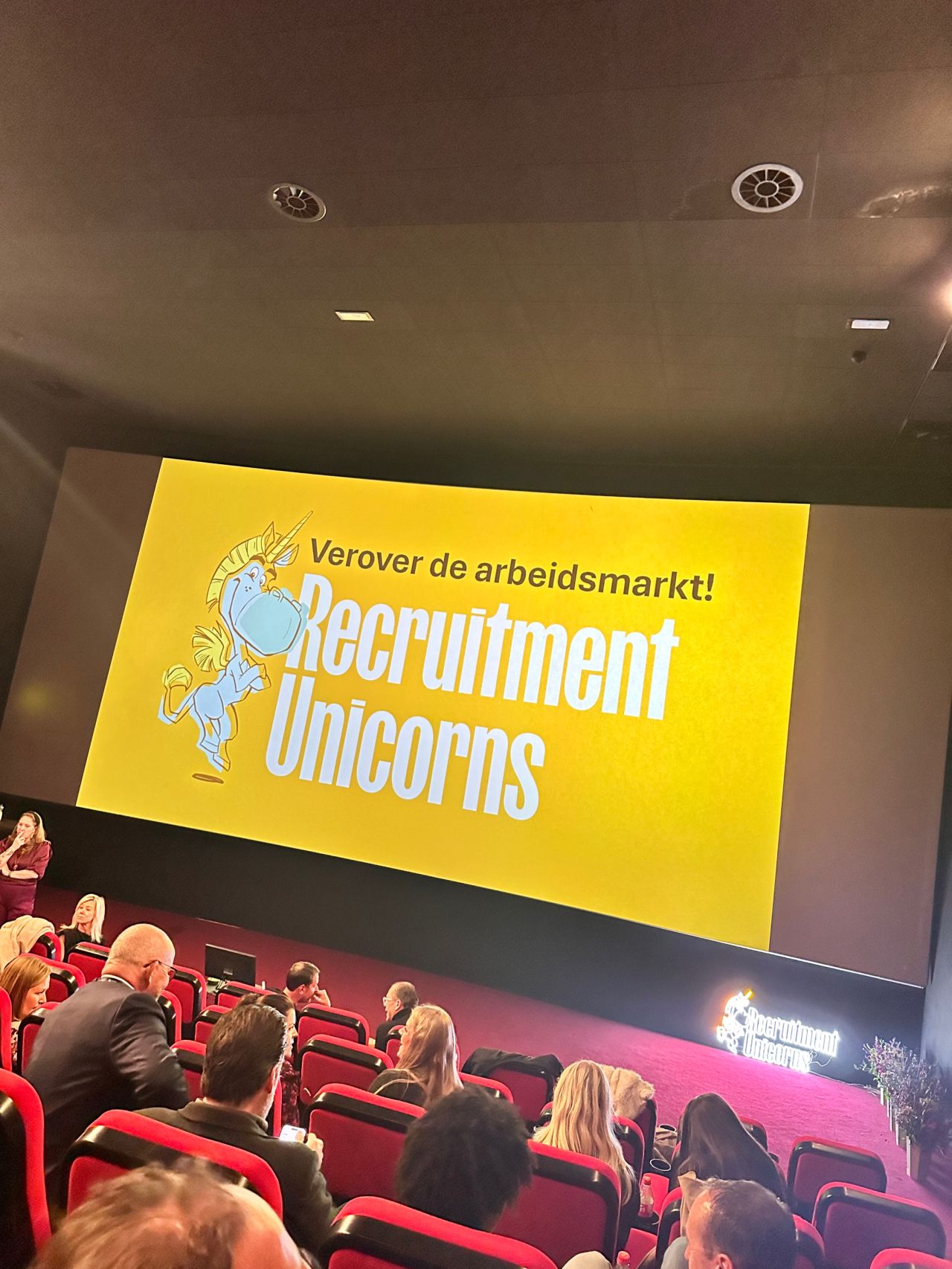 Gisteren zat ik in Pathé Maastricht met Kim Jongkind. Niet voor een leuke bioscoopfilm, maar een bijeenkomst over de huidige arbeidsmarkt en hoe deze anno 2024/2025 te benaderen. Omdenken, niet hunten maar verleiden en nog veel meer interessante zaken kwamen aan bod.
Dank Arjan Elbers voor een inspirerende en leerzame middag!

#recruitmentunicorns #employerbranding #recruitmentmarketing #arbeidsmarktcommunicatie #krappearbeidsmarkt
