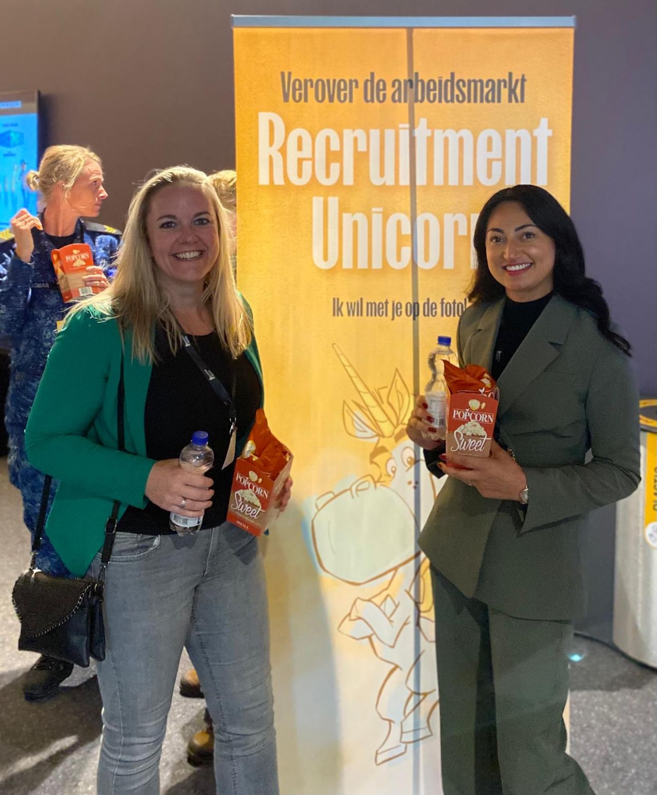 Gisteren samen met collega May-Ann Steneker bij het inspirerende event “Verover de arbeidsmarkt, word een Recruitment Unicorn!” in Pathé Zwolle geweest 🎬 

Het was een waardevolle middag vol inzichten, die ons helpt om nog beter in te spelen op de dynamische arbeidsmarkt. Zo nam Wim Davidse ons mee naar de 4e Industriële Revolutie en de kantelende wereld van werk. Marc Hendriks benadrukte het belang van zij-instromers. En Linda Coolegem nam ons mee in aanstekelijk werkgeverschap. "Behoud is goud!"

Ik denk dat we bij Gasunie al goed op weg zijn, maar er is altijd ruimte voor verbetering! Dus laat die eenhoorntjes maar groeien 🦄

Speciaal bedankje aan: 
* Arjan Elbers voor het organiseren van dit gave event en je boek, ben erg benieuwd!
* Nicol Tadema voor je humor en uiteraard de popcorn 🍿😋 (je pakte je rol als dagvoorzitter heel goed) 
* Joey Rijnders voor de uitnodiging van dit besloten event 🙌 
* Freddy Jonkman voor het in contact brengen met Joey 🙏  

#Gasunie #werkenbijgasunie #recruitment #recruitmentunicorns