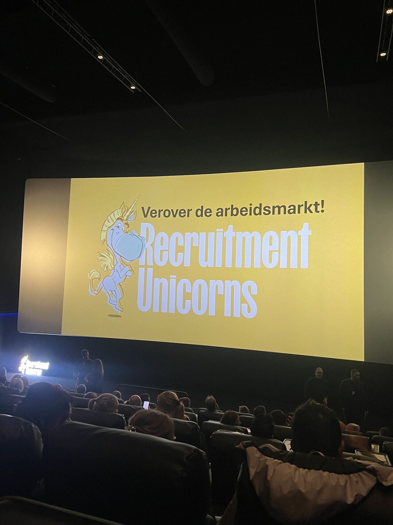 Gisteren was ik samen met Sophie Notenboom bij het event #RecruitmentUnicorns. Het thema? Hoe verover je de arbeidsmarkt. We hebben superveel inspiratie opgedaan en zijn helemaal klaar om verder te werken aan het unieke werkgeversmerk van Kuehne+Nagel. Maar dat kunnen we niet alleen. Zin om ons team te versterken en samen impact te maken? Stuur me een DM! 🚀✨ #KuehneNagel #vacatures #arbeidsmarkt