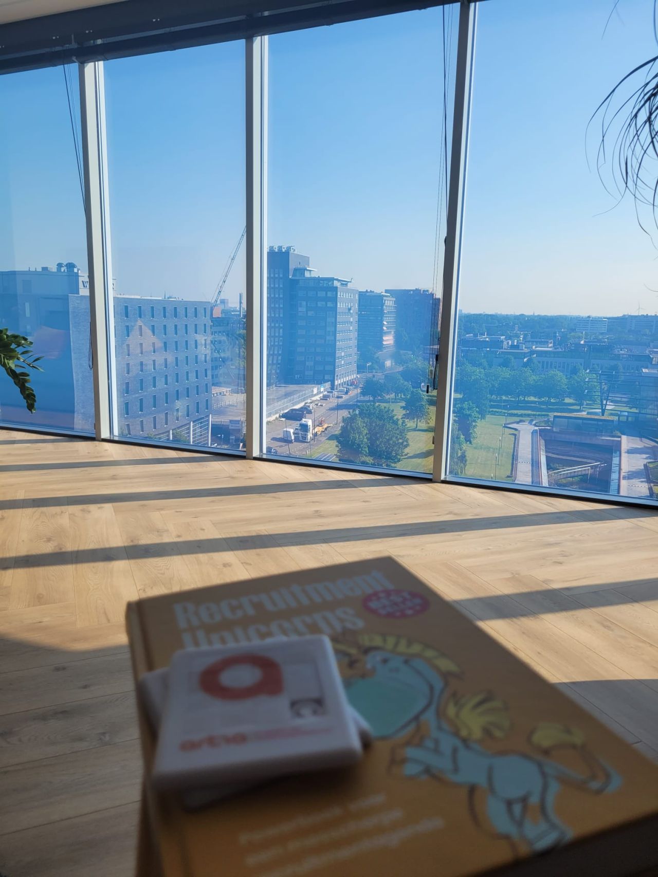 Vanochtend was ik welkom in Rijswijk om dit toffe boek #recruitmentunicorns van Arjan Elbers te overhandigen bij BORG-OSC.

Een leuke kennismaking met een prachtig uitzicht!

#artra #eenlevenlangontwikkelen #opleiden #arbeidsmarktprofessional