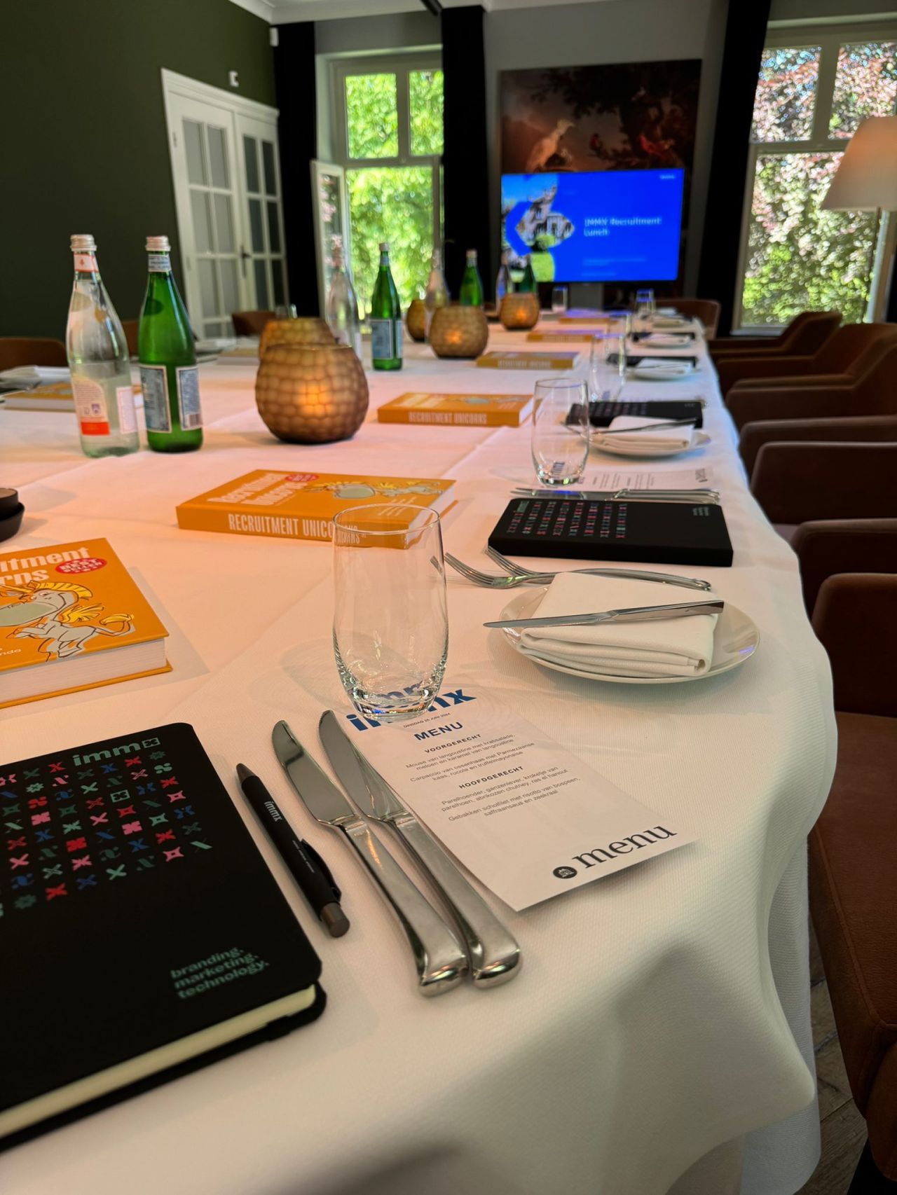 Afgelopen dinsdag was ik aanwezig bij de recruitment lunch georganiseerd door IMMX. Het was een middag met fijne gasten, interessante inzichten en discussies op het gebied van recruitment en dit alles op een mooie locatie.

Iedereen heeft het boek Recruitment Unicorns ontvangen van gastspreker Arjan Elbers. Dit boek komt met een leesinstructie dat voor akkoord ondertekend moet worden voor je aan het boek begint. 🙃  Een van de instructies is dat je dit boek leest op een plek waar je nog nooit bent geweest, 'a spot that inspires'. Daar ben ik deze week nog niet geweest dus ik kan nog geen fabuleuze foto posten.

Wat ik wel weet is dat de boeken van Arjan geschreven zijn met een flinke dosis humor en daarom makkelijk lezen. Een tip dus als je op vakantie je vak toch niet helemaal los kunt laten. 😉 

#recruitment #recruitmentunicorns #inspiratie