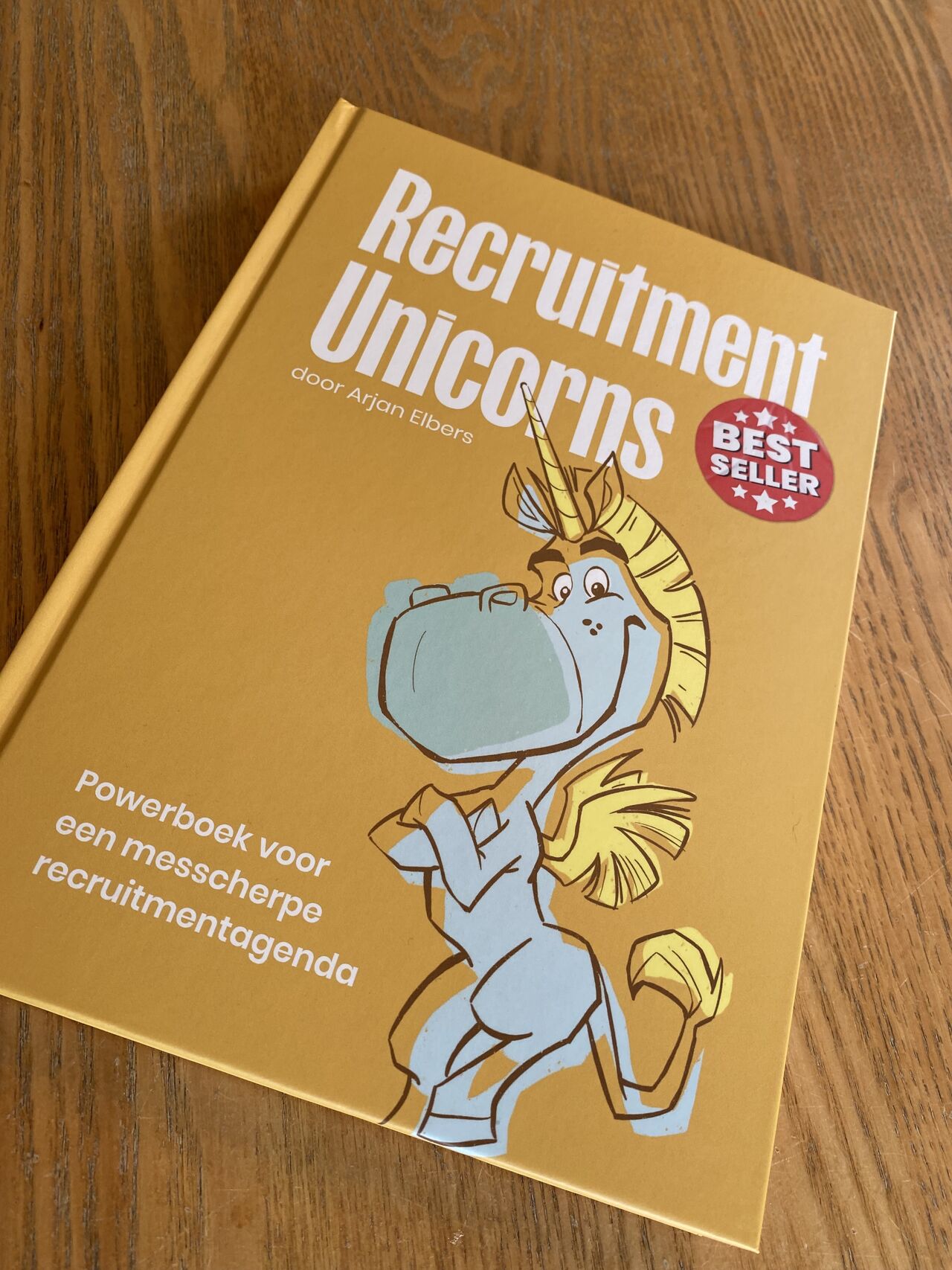 🚀 Boeklancering: "Recruitment Unicorns" - Jouw Gids voor een Messcherpe Recruitmentagenda! 🚀

De arbeidsmarkt van vandaag staat onder enorme druk. Babyboomers verlaten de werkvloer, de arbeidsmarkt is krapper dan ooit en we staan voor een woningcrisis die ook onze arbeidsmigranten raakt. Het aantal mbo-studenten daalt en Generatie Z stelt nieuwe, vaak uitdagende eisen.

In deze complexe context is er één boek dat je bij de hand neemt en je de weg wijst: "Recruitment Unicorns". Dit boek, samengesteld door de altijd briljante Arjan Elbers, biedt een onmisbare toolkit voor iedereen die serieus is over recruitment en employer branding.

Samen met zo’n vijftig experts - waaronder Marcel van der Quast, Bas Schreurs, .Bas Westland, Marion de Vries, Marco Dalmeijer, Gusta Timmermans 🎯, Eugène van den Hemel, Ingrid Bosch, Geert-Jan Waasdorp en nog vele meer... - deel ik mijn inzichten in dit boek over het strategische belang van employer branding, het koppelen van KPI's aan een EVP en het meten van je employer brand, iets wat vaak nog ontbreekt.

Wat je kunt verwachten van "Recruitment Unicorns":
▶ Diepgaande analyses van de huidige arbeidsmarktsituatie
▶ Vooruitblik op toekomstige uitdagingen
▶ Praktische oplossingen en strategieën
▶ Inspirerende voorbeelden van succesvolle werkgevers
▶ Concrete tips van de beste vakspecialisten

Dank aan Arjan Elbers voor zijn scherpe, concrete en humorvolle schrijfstijl. Dit boek is een must-read voor iedereen in de brede recruitmentindustrie die zijn of haar vak serieus neemt.

Bestel jouw exemplaar nu: https://t.ly/63jHj

#Recruitment #EmployerBranding #Arbeidsmarkt #RecruitmentUnicorns #ArjanElbers #TalentAcquisition #HR