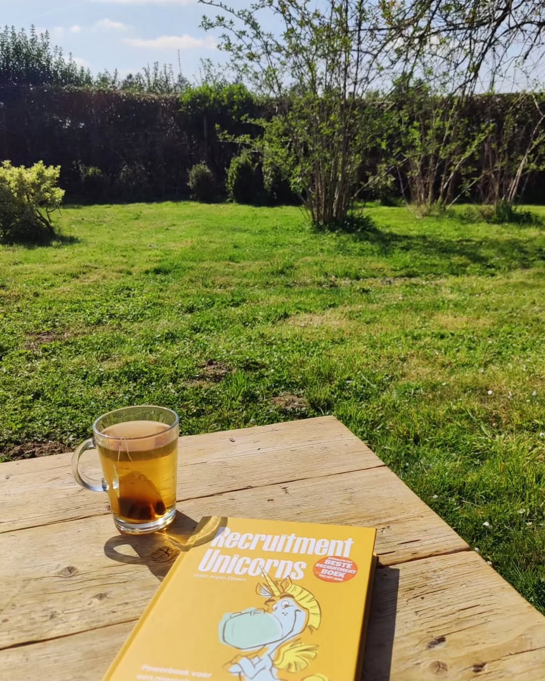 ⚒️Bouwen doe je niet alleen met stenen en hout, maar ook met kennis en inspiratie.

Als je me een paar jaar geleden had verteld dat ik naast gyproc en huidverzorging ook een boek over recruitment zou lezen, had ik waarschijnlijk gelachen. 

Maar hier zit ik dan, met Recruitment Unicorns van Arjan Elbers in mijn hand, terwijl het gyproc-stof nog op m'n trui zit en ik nadenk over hoe onze verbouwing eigenlijk overal in ons leven terugkomt. 

Of het nu gaat om een stevig huis, een stralende huid, of een succesvolle community – alles begint met een goed plan, de juiste tools en... een flinke dosis geduld (iets waar ik nog aan werk 😉).

📖 Mijn favoriete inzicht uit het boek?
 "Een sterk team is als een goed gebouw: het staat stevig, zelfs als de storm komt." 
En dat geldt niet alleen voor teams op de werkvloer, maar ook voor onze community hier. 
Samen groeien, elkaar inspireren en soms gewoon even stilstaan bij wat écht belangrijk is. 🩷

Dus terwijl wij hier bouwen aan een huis én een Instagram-community, probeer ik te leren dat groeien een proces is. 
Het is oké om niet alles meteen perfect te doen! (tenzij je een muur scheef zet, want dan zit je in de 💩).

Wat doe jij om jezelf te blijven ontwikkelen, zelfs als je middenin de chaos zit?

Deel jouw tips en inzichten hieronder ; wie weet inspireren we elkaar om nóg sterker te bouwen!

🔗 www.recruitmentunicorns.nl

#bouw #verbouwing #inspiratie #recruitmentunicorns
