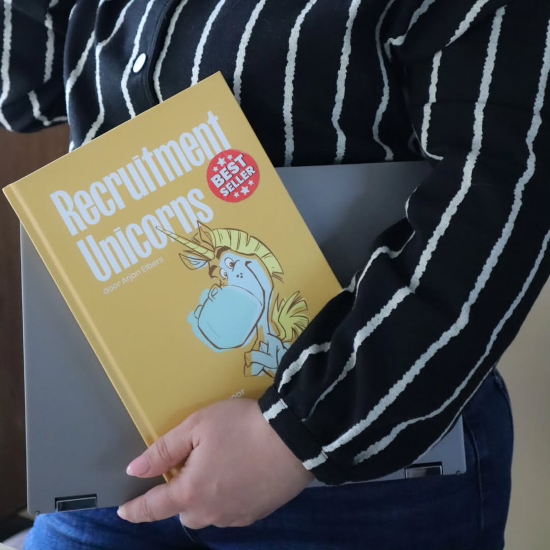 𝐇𝐨𝐨𝐫𝐧 𝐨𝐩 𝐦'𝐧 𝐡𝐨𝐨𝐟𝐝? 𝐃𝐚𝐭 𝐧𝐨𝐠 𝐧𝐞𝐭 𝐧𝐢𝐞𝐭🦄
Maar als recruiter in de zorg voelt het soms wel alsof je magische krachten nodig hebt om de juiste mensen te vinden. Gelukkig stuitte ik op Recruitment Unicorns — een boek dat niet alleen herkenbaar is, maar ook écht inzichten geeft in hoe je in deze lastige arbeidsmarkt toch de juiste snaar raakt.

Of ik zelf al een unicorn ben? Geen idee. Vraag het m’n leidinggevende maar hahaha.
Wat ik wél weet: dit boek is een dikke aanrader voor iedereen in recruitment die wel wat magie kan gebruiken.

www.recruitmentunicorns.nl

#recruitment #recruitmentunicorns #recruitmentlife #recruiter #recruitmentunicorn #zorghelden #werkenindezorg