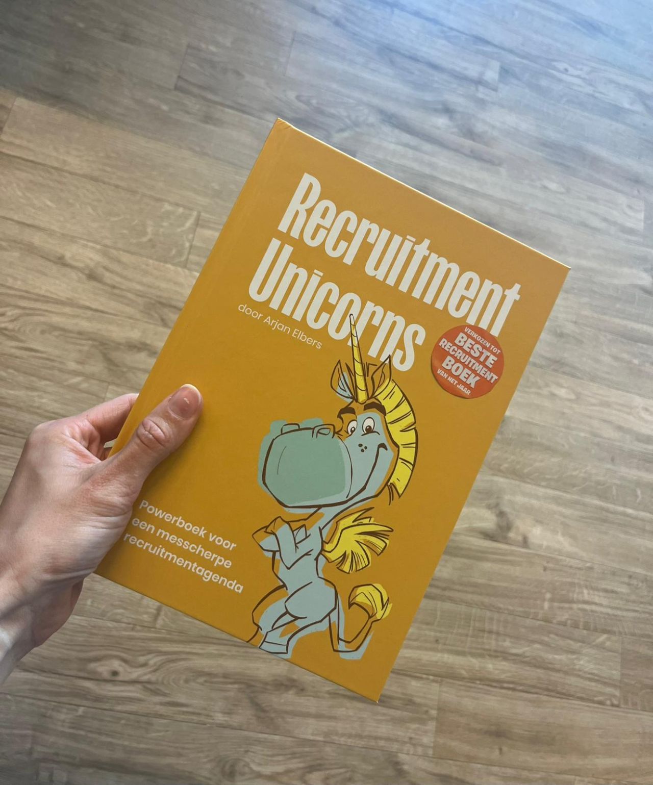 📚 Recruitment Unicorns op de bureaus bij Welten!

Van onze manager Jorn Segers kregen we als team recruitment een inspirerend én lekker leesbaar boek cadeau: Recruitment Unicorns door Arjan Elbers. Met herkenbare voorbeelden en praktische tips over hoe je als recruiter nét dat stapje extra zet: voor je kandidaten, opdrachtgevers en natuurlijk voor jezelf.

Het leukste? Het zorgt meteen voor goede gesprekken op de werkvloer. Over hoe we kandidaten benaderen, welke toon we gebruiken en hoe we echt kunnen meedenken in iemands loopbaan. Want uiteindelijk draait het daar om: nieuwsgierig zijn naar de ander.

Dank voor het boek! 🦄 En nu… lezen maar. 📖

#recruitment #teamwelten #recruitmentunicorns #lerenmetplezier