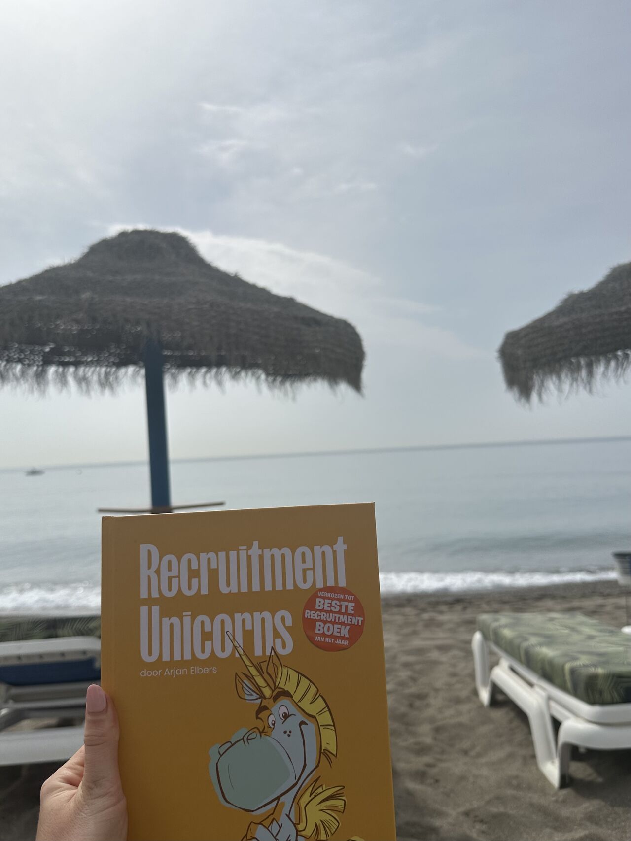 🦄📚 Recruitment Unicorns mee in de koffer!

Tijdens mijn vakantie neem ik even afstand van de werkvloer, maar niet helemaal van het vak. Op mijn leeslijst staat namelijk Recruitment Unicorns van Arjan Elbers, een cadeau van onze manager Jorn Segers! 

Een praktisch boek vol herkenbare situaties en concrete tips om je werk als recruiter slimmer en beter te doen. Van hoe je kandidaten benadert tot hoe je echt het verschil maakt voor opdrachtgevers.

Fijn om tijdens de vakantie alvast ideeën op te doen, zodat ik ze bij terugkomst meteen kan inzetten.

Bedankt voor het boek, Jorn! 🤩

#recruitment #teamwelten #recruitmentunicorns #vakantielezen #ontwikkelen