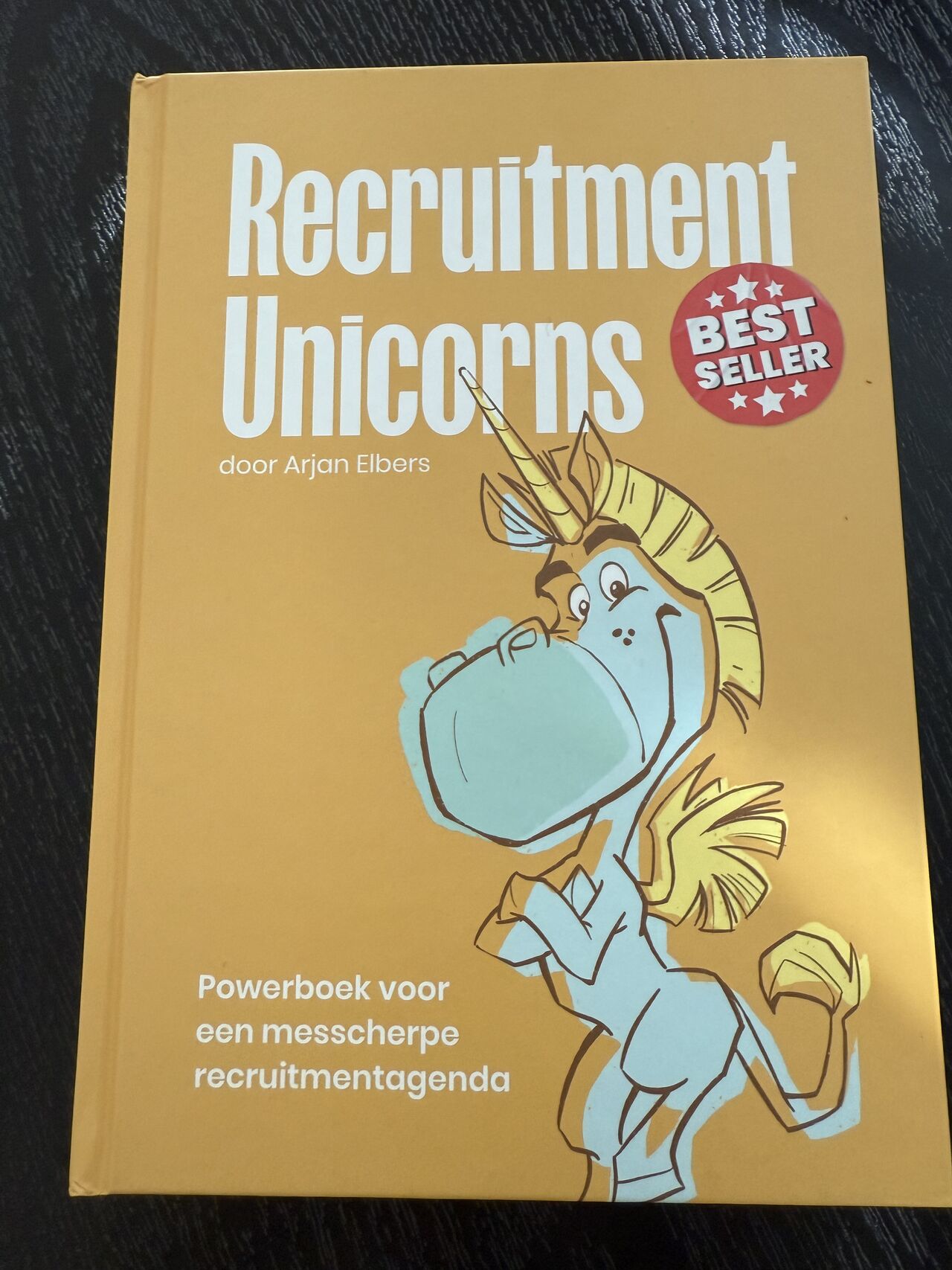 Misschien lees ik het boek niet op de meest "Insta-waardige" plek, maar wát een inzichten al in de eerste hoofdstukken van Recruitment Unicorns. Het zet me echt aan het denken over hoe we kijken naar recruitment, employer branding én vooral: hoe we de nieuwe generatie Gen Z en hoe we deze generatie kunnen aantrekken én vasthouden.

💡 Wat mij tot nu toe het meest raakt?
Dat de werkethiek van vandaag totaal anders is dan die van pakweg 10 jaar geleden. De tijd waarin mensen jarenlang bij één werkgever bleven, is (voor een groot deel) voorbij. Toch handelen veel organisaties daar nog niet naar. We moeten stoppen met aannames doen, en starten met écht begrijpen wat jonge talenten drijft en bindt.

🔍 Tijd dus om onze aanpak onder de loep te nemen:

Hoe trekken we oprechte aandacht?
Wat maakt ons als werkgever écht aantrekkelijk voor Gen Z?
En hoe zorgen we voor verbinding die verder gaat dan het arbeidscontract?

Ik lees verder benieuwd wat er nog meer komt!

Heb jij het boek al gelezen? Wat vond jij het meest waardevol?

#recruitment #employerbranding #genz #recruitmentunicorns #arbeidsmarkt #talent #hr #boekentip