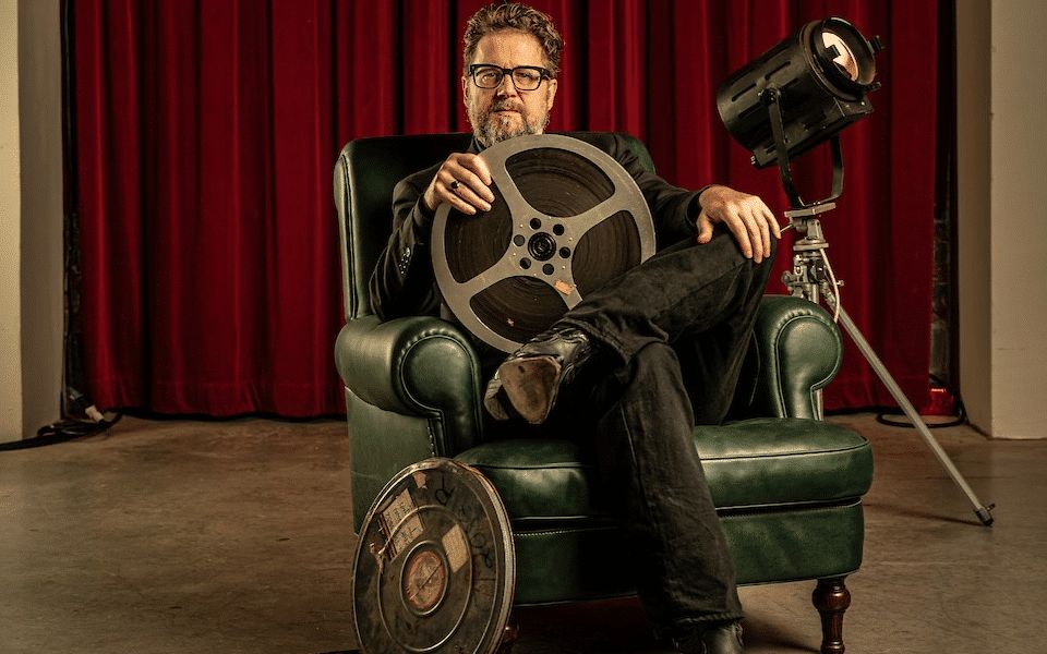 Niemand minder dan Nederlands top scenarioschrijver en filmregisseur Martin Koolhoven is onze keynote speaker tijdens de Pathe theaterour:

"𝐑𝐞𝐜𝐫𝐮𝐢𝐭𝐦𝐞𝐧𝐭 𝐈𝐧𝐬𝐩𝐢𝐫𝐚𝐭𝐢𝐨𝐧 𝐨𝐧 𝐒𝐭𝐞𝐫𝐨𝐢𝐝𝐬 ❤️"

Koolhoven is onder andere bekend van de films het Schnitzelparadijs, Oorlogswinter en de ijzingwekkende thriller Brimstone (die hij zelf schreef, produceerde en regisseerde). Verder maakt hij het tv programma de Kijk van Koolhoven, waar hij zijn commentaar geeft op allerlei filmscenes. 

Daarom is Martin de keynote speaker die als geen ander kan delen hoe je een verhaal vertelt en "echt" tot leven laat komen... 

Maak kennis met de kracht van storytelling.


𝐇𝐞𝐭 𝐩𝐫𝐨𝐠𝐫𝐚𝐦𝐦𝐚 𝐨𝐧 𝐬𝐭𝐞𝐫𝐨𝐢𝐝𝐬 

Dagvoorzitter Nicol Tadema (hoe werkt inspiratie nou eigenlijk)?
Niet afwijzen, maar doorverwijzen van The talentpool community
Rijden op de skills rodeo, met Diana Magielsen van Unique
Intermezzo van Nutzy | by Purple Squirrel Effect over inspiratie van Gen-Z
AI in recruitment ontketend – van potentie naar impact van Carv
Freelancers zijn toch geen paperclips van Lars Evers

Pauze (ja met popcorn)

De kunst van storytelling van Martin Koolhoven
Web van de toekomst met Dirk Driessen van Getnoticed 
Even over die tekst van Werkzoeken.nl
Guerilla Recruitment van Arjan Elbers


𝐌𝐚𝐚𝐫 𝐞𝐫 𝐢𝐬 𝐦𝐞𝐞𝐫:

He?! Ja natuurlijk, het is "Recruitment Inspiration On Steroids". Extra verrassingen tijdens de middag, gratis goodiebag met boeken, popcorn, filmvouchers en hele waardevolle waardebonnen...


𝐃𝐚𝐭𝐚:

04 september Pathé Groningen
11 september Pathé Utrecht
09 oktober Pathé Breda
06 november Pathé Zwolle
25 november Pathé Amsterdam

𝑻𝒊𝒄𝒌𝒆𝒕𝒔 𝒔𝒍𝒆𝒄𝒉𝒕𝒔 € 𝟗𝟓 (ex btw)!!

https://lnkd.in/efswjpnv

Ben er snel bij! Laat je inspireren❤️ Credits foto Joshua Rood

#recruitmentunicorns #unicornsgroningen #unicornsutrecht #unicornsbreda #unicornszwolle #unicornsamsterdam