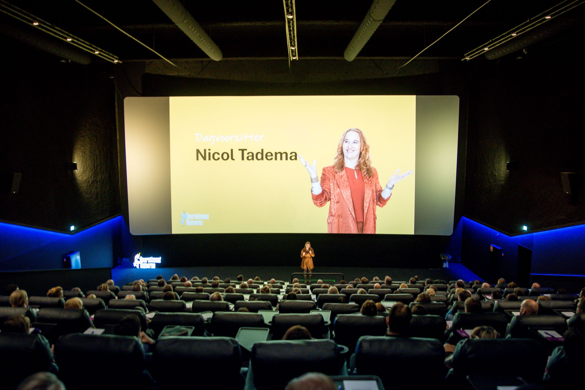 Je zult Nicol Tadema maar weer 5 x gestrikt hebben als dagvoorzitter!

Nicol is een begrip als spreker, trainer en auteur en ook dit jaar neemt ze al onze 1.250 gasten vloeiend mee door het programma:

"𝐑𝐞𝐜𝐫𝐮𝐢𝐭𝐦𝐞𝐧𝐭 𝐈𝐧𝐬𝐩𝐢𝐫𝐚𝐭𝐢𝐨𝐧 𝐨𝐧 𝐒𝐭𝐞𝐫𝐨𝐢𝐝𝐬 ❤️"

Ze legt je uit waarom inspiratie belangrijk is, wat de geheime "klooi" formule van inspiratie is en vooral hoe je inspiratie effectief in kunt zetten tijdens je werk.


𝐇𝐞𝐭 𝐩𝐫𝐨𝐠𝐫𝐚𝐦𝐦𝐚 𝐨𝐧 𝐬𝐭𝐞𝐫𝐨𝐢𝐝𝐬 

Niet afwijzen, maar doorverwijzen van The talentpool community
Rijden op de skills rodeo, met Diana Magielsen van Unique
Intermezzo van Nutzy | by Purple Squirrel Effect over inspiratie van Gen-Z
AI in recruitment ontketend – van potentie naar impact van Carv
Freelancers zijn toch geen paperclips van Lars Evers

Pauze (ja met popcorn)

De kunst van storytelling van Martin Koolhoven
Web van de toekomst met Dirk Driessen van Getnoticed 
Even over die tekst van Werkzoeken.nl
Guerilla Recruitment van Arjan Elbers


𝐌𝐚𝐚𝐫 𝐞𝐫 𝐢𝐬 𝐦𝐞𝐞𝐫:

He?! Ja natuurlijk, het is "Recruitment Inspiration On Steroids". Extra verrassingen tijdens de middag, gratis goodiebag met boeken, popcorn, filmvouchers en hele waardevolle waardebonnen...


𝐃𝐚𝐭𝐚:

04 september Pathé Groningen
11 september Pathé Utrecht
09 oktober Pathé Breda
06 november Pathé Zwolle
25 november Pathé Amsterdam

𝑻𝒊𝒄𝒌𝒆𝒕𝒔 𝒔𝒍𝒆𝒄𝒉𝒕𝒔 € 𝟗𝟓 (ex btw)!!

https://lnkd.in/efswjpnv

Ben er snel bij! Laat je inspireren❤️ 

#recruitmentunicorns 
#unicornsgroningen 
#unicornsutrecht 
#unicornsbreda 
#unicornszwolle 
#unicornsamsterdam
