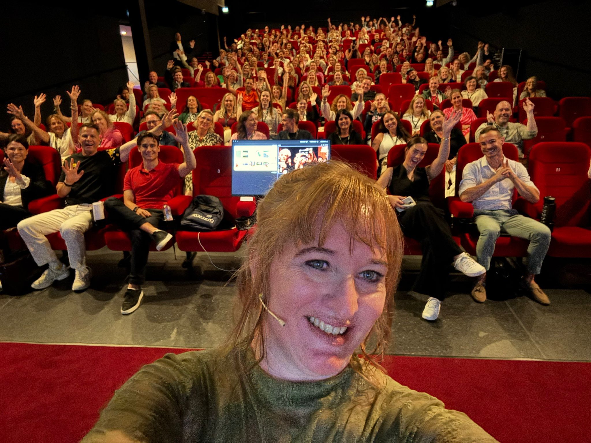 𝐆𝐫𝐨𝐧𝐢𝐧𝐠𝐞𝐧, 𝐰𝐚𝐭 𝐰𝐚𝐬 𝐣𝐞 𝐥𝐞𝐮𝐤 ❤️ 

De aftrap in een uitverkocht Pathe afgelopen donderdag! Ons theaterprogramma:

"𝐑𝐞𝐜𝐫𝐮𝐢𝐭𝐦𝐞𝐧𝐭 𝐈𝐧𝐬𝐩𝐢𝐫𝐚𝐭𝐢𝐨𝐧 𝐨𝐧 𝐒𝐭𝐞𝐫𝐨𝐢𝐝𝐬 ❤️"

Bigger, Better and Bolder dat alles in een relax-seat... En gewoon #eierbal gegeten voor het eerst in mijn leven!


𝐇𝐞𝐭 𝐩𝐫𝐨𝐠𝐫𝐚𝐦𝐦𝐚 𝐨𝐧 𝐬𝐭𝐞𝐫𝐨𝐢𝐝𝐬 

Dagvoorzitter Nicol Tadema (hoe werkt inspiratie nou eigenlijk)?
Niet afwijzen, maar doorverwijzen van The talentpool community 
Rijden op de skills rodeo, met Diana Magielsen van Unique
Intermezzo van Nutzy | by Purple Squirrel Effect over inspiratie van Gen-Z
AI in recruitment ontketend – van potentie naar impact van Carv
Freelancers zijn toch geen paperclips van Lars Evers 

Pauze (ja met popcorn)

De kunst van storytelling van Martin Koolhoven
Even over die tekst van Werkzoeken.nl
Web van de toekomst met Dirk Driessen van Getnoticed
Guerilla Recruitment van Arjan Elbers 


𝐌𝐚𝐚𝐫 𝐞𝐫 𝐢𝐬 𝐦𝐞𝐞𝐫:

He?! Ja natuurlijk, het is "Recruitment Inspiration On Steroids". Extra verrassingen tijdens de middag, gratis goodiebag met boeken, popcorn, filmvouchers en hele waardevolle waardebonnen...

𝐃𝐚𝐭𝐚:

💜 Groningen 4 september 𝐮𝐢𝐭𝐯𝐞𝐫𝐤𝐨𝐜𝐡𝐭 ✅ 
💜 Utrecht 11 september tickets verkrijgbaar
💜 Breda 09 oktober 𝐮𝐢𝐭𝐯𝐞𝐫𝐤𝐨𝐜𝐡𝐭 
💜 Zwolle 06 november tickets verkrijgbaar - 𝐦𝐢𝐧𝐝𝐞𝐫 𝐝𝐚𝐧 40
💜 Amsterdam 25 november tickets verkrijgbaar 


𝑻𝒊𝒄𝒌𝒆𝒕𝒔 𝒔𝒍𝒆𝒄𝒉𝒕𝒔 € 𝟗𝟓 (ex btw)!!

https://lnkd.in/efswjpnv

Ben er snel bij! Laat je inspireren❤️

#recruitmentunicorns #unicornsgroningen #unicornsutrecht #unicornsbreda #unicornszwolle #unicornsamsterdam
