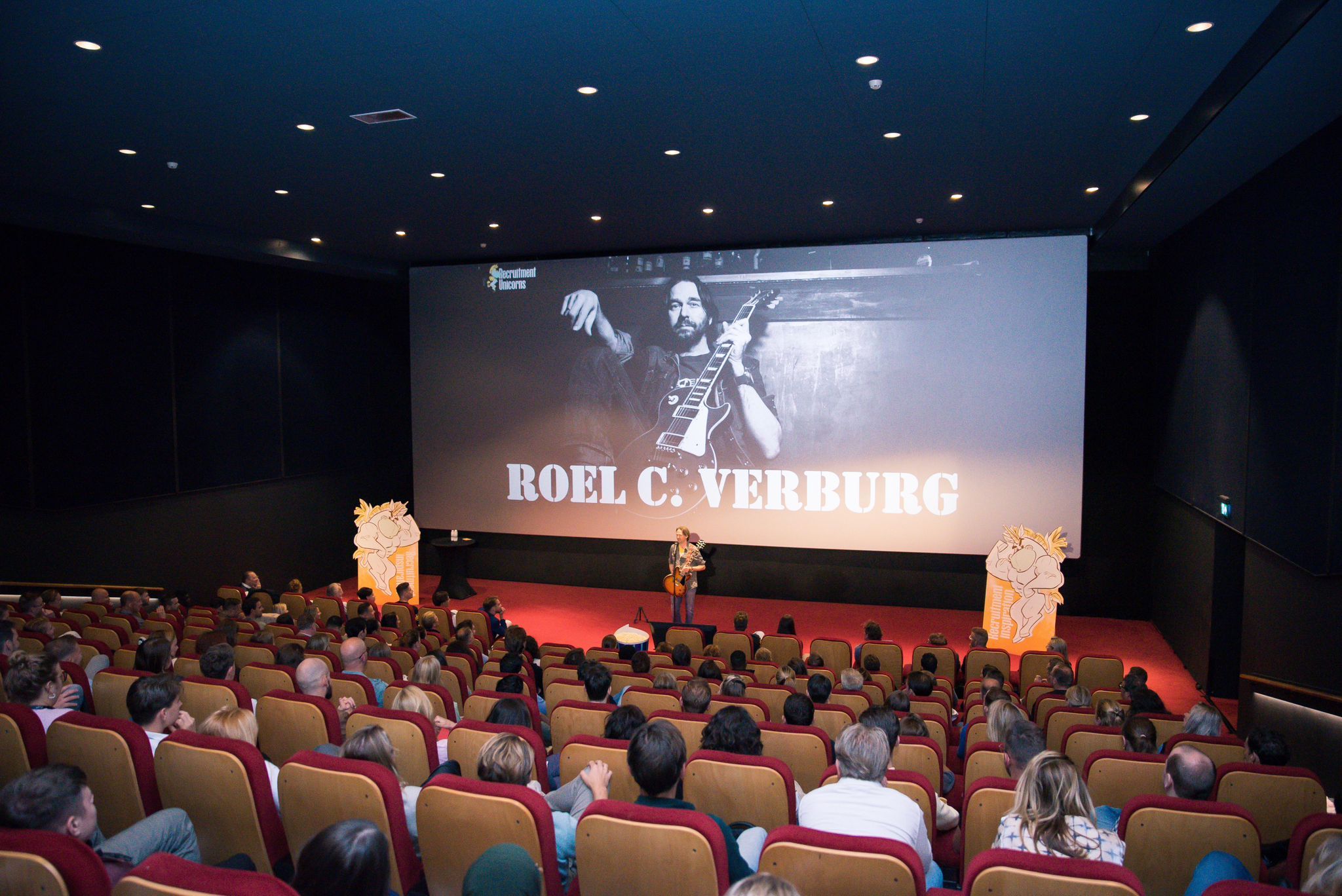 Pathe Utrecht, 𝐰𝐚𝐭 𝐰𝐚𝐬 𝐣𝐞 𝐥𝐞𝐮𝐤 ❤️ 

De tweede editie in een uitverkocht Utrecht afgelopen donderdag! Ons theaterprogramma:

"𝐑𝐞𝐜𝐫𝐮𝐢𝐭𝐦𝐞𝐧𝐭 𝐈𝐧𝐬𝐩𝐢𝐫𝐚𝐭𝐢𝐨𝐧 𝐨𝐧 𝐒𝐭𝐞𝐫𝐨𝐢𝐝𝐬 ❤️"

Bigger, Better and Bolder en dat alles in een relax-seat... 


𝐇𝐞𝐭 𝐩𝐫𝐨𝐠𝐫𝐚𝐦𝐦𝐚 𝐨𝐧 𝐬𝐭𝐞𝐫𝐨𝐢𝐝𝐬 

Dagvoorzitter Nicol Tadema (hoe werkt inspiratie nou eigenlijk)?

Freelancers zijn toch geen paperclips van Lars Evers 
Niet afwijzen, maar doorverwijzen van The talentpool community 
Intermezzo van Nutzy | by Purple Squirrel Effect over inspiratie van Gen-Z
AI in recruitment ontketend – van potentie naar impact van Carv
Rijden op de skills rodeo, met Diana Magielsen van Unique
Mini masterclass grapjes en humor van topartiest Roel C. Verburg

Pauze (ja met popcorn)

De kunst van storytelling van Martin Koolhoven filmmaker en regisseur
Even over die tekst van Werkzoeken.nl
Web van de toekomst met Dirk Driessen van Getnoticed 
Guerilla Recruitment van Arjan Elbers 


𝐌𝐚𝐚𝐫 𝐞𝐫 𝐢𝐬 𝐦𝐞𝐞𝐫:

He?! Ja natuurlijk, het is "Recruitment Inspiration On Steroids". Extra verrassingen tijdens de middag, gratis goodiebag met boeken, popcorn, filmvouchers en hele waardevolle waardebonnen...

𝐃𝐚𝐭𝐚:

💜 Groningen 04 september 𝐮𝐢𝐭𝐯𝐞𝐫𝐤𝐨𝐜𝐡𝐭 ✅ 
💜 Utrecht 11 september 𝐮𝐢𝐭𝐯𝐞𝐫𝐤𝐨𝐜𝐡𝐭 ✅ 
💜 Breda 09 oktober 𝐮𝐢𝐭𝐯𝐞𝐫𝐤𝐨𝐜𝐡𝐭 
💜 Zwolle 06 november tickets verkrijgbaar - 𝐦𝐢𝐧𝐝𝐞𝐫 𝐝𝐚𝐧 40
💜 Amsterdam 25 november tickets verkrijgbaar 


Dus kom naar Zwolle of Amsterdam! 𝑻𝒊𝒄𝒌𝒆𝒕𝒔 𝒔𝒍𝒆𝒄𝒉𝒕𝒔 € 𝟗𝟓 (ex btw)

https://lnkd.in/efswjpnv

Ben er snel bij! Laat je inspireren❤️

#recruitmentunicorns #unicornsgroningen #unicornsutrecht #unicornsbreda #unicornszwolle #unicornsamsterdam
