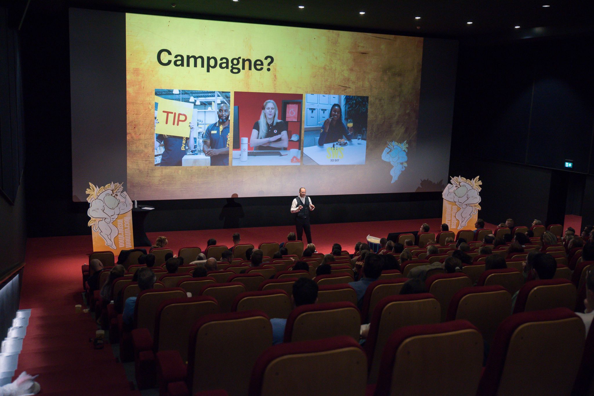 Yes 𝐝𝐨𝐧𝐝𝐞𝐫𝐝𝐚𝐠 𝟔 𝐧𝐨𝐯𝐞𝐦𝐛𝐞𝐫 wordt Pathe Zwolle opnieuw door een team Recruitment Unicorns omgedoopt tot 𝗭𝘄𝗼𝗹𝗹𝘆𝘄𝗼𝗼𝗱❤️ 

Even opletten, want het gaat hier om de laatste 30 kaartjes!! Kom naar onze theatertour:

"𝐑𝐞𝐜𝐫𝐮𝐢𝐭𝐦𝐞𝐧𝐭 𝐈𝐧𝐬𝐩𝐢𝐫𝐚𝐭𝐢𝐨𝐧 𝐨𝐧 𝐒𝐭𝐞𝐫𝐨𝐢𝐝𝐬 "

Bigger, Better and Bolder dan ooit en dat alles in een relax-seat bij Pathé Nederland. 


𝐇𝐞𝐭 𝐩𝐫𝐨𝐠𝐫𝐚𝐦𝐦𝐚 𝐨𝐧 𝐬𝐭𝐞𝐫𝐨𝐢𝐝𝐬 

Dagvoorzitter Nicol Tadema (hoe werkt inspiratie nou eigenlijk)?

Freelancers zijn toch geen paperclips van Lars Evers 
Niet afwijzen, maar doorverwijzen van The talentpool community 
Intermezzo van Nutzy | by Purple Squirrel Effect over inspiratie van Gen-Z
AI in recruitment ontketend – Matthijs Metzemaekers van Carv
Rijden op de skills rodeo, met Diana Magielsen van Unique
Mini masterclass grapjes en humor van topartiest Roel C. Verburg

Pauze (ja met popcorn)

De kunst van storytelling van Martin Koolhoven filmmaker en regisseur
Even over die tekst van Werkzoeken.nl
Web van de toekomst met Dirk Driessen van Getnoticed 
Guerilla Recruitment van Arjan Elbers 


𝐌𝐚𝐚𝐫 𝐞𝐫 𝐢𝐬 𝐦𝐞𝐞𝐫:

He?! Ja natuurlijk, het is "Recruitment Inspiration On Steroids". Extra verrassingen tijdens de middag, gratis goodiebag met boeken, popcorn, filmvouchers en hele waardevolle waardebonnen...

𝐃𝐚𝐭𝐚:

💜 Groningen 04 september 𝐮𝐢𝐭𝐯𝐞𝐫𝐤𝐨𝐜𝐡𝐭 ✅ 
💜 Utrecht 11 september 𝐮𝐢𝐭𝐯𝐞𝐫𝐤𝐨𝐜𝐡𝐭 ✅ 
💜 Breda 09 oktober 𝐮𝐢𝐭𝐯𝐞𝐫𝐤𝐨𝐜𝐡𝐭 
💜 Zwolle 06 november tickets verkrijgbaar - 𝐦𝐢𝐧𝐝𝐞𝐫 𝐝𝐚𝐧 30
💜 Amsterdam 25 november tickets verkrijgbaar 


Dus kom naar Zwolle of Amsterdam! 𝑻𝒊𝒄𝒌𝒆𝒕𝒔 𝒔𝒍𝒆𝒄𝒉𝒕𝒔 € 𝟗𝟓 (ex btw)

https://lnkd.in/efswjpnv

Ben er snel bij! Laat je inspireren❤️

#recruitmentunicorns #unicornsgroningen #unicornsutrecht 
#unicornsbreda #unicornszwolle #unicornsamsterdam