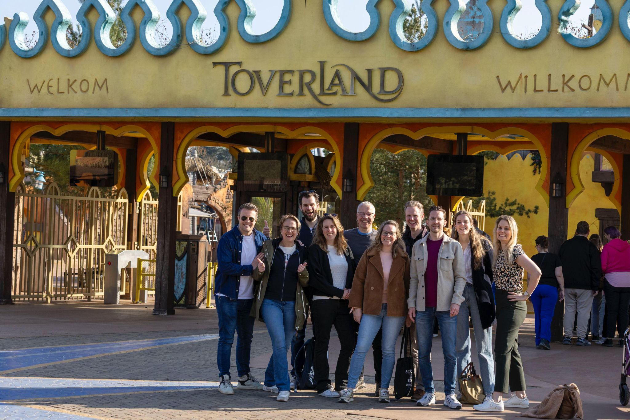 Afgelopen week twee fantastische teamdagen gehad met de teams Financial Control & Reporting en Business Control. We hebben gezamenlijk teruggekeken op de jaarafsluiting 2024 en vooruit gekeken naar het komende begrotingsproces waarmee we grote stappen zetten om dit proces slimmer en beter te maken. Ook hebben we onze visie en plannen voor de korte termijn aangescherpt, zodat we de besturing van de #Efteling nog beter en efficiënter in control kunnen krijgen. Als klap op de vuurpijl hebben we een aantal uren mogen meekijken bij de collega's achter de schermen bij #Toverland. Het is inspirerend om af en toe eens met andere bedrijven mee te mogen kijken om te leren hoe je eigen werk kan verbeteren. #femkejouwsma en #simonegoudriaan dank voor de organisatie van de dagen en #jooststienen dank voor jullie gastvrije ontvangst en in september bij ons 😊 