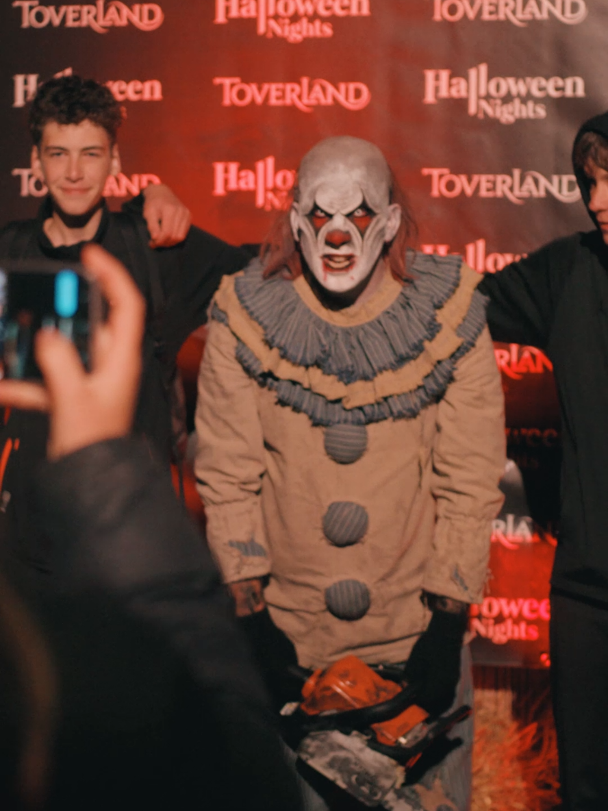 Ben jij dit tijdens Halloween? 👻😅 Geef je op als scare actor t/m 15 mei. (minimaal 18 jaar) #Toverland #themepark #attractiepark #Halloween #HalloweenNights #vacature #scareactor 
