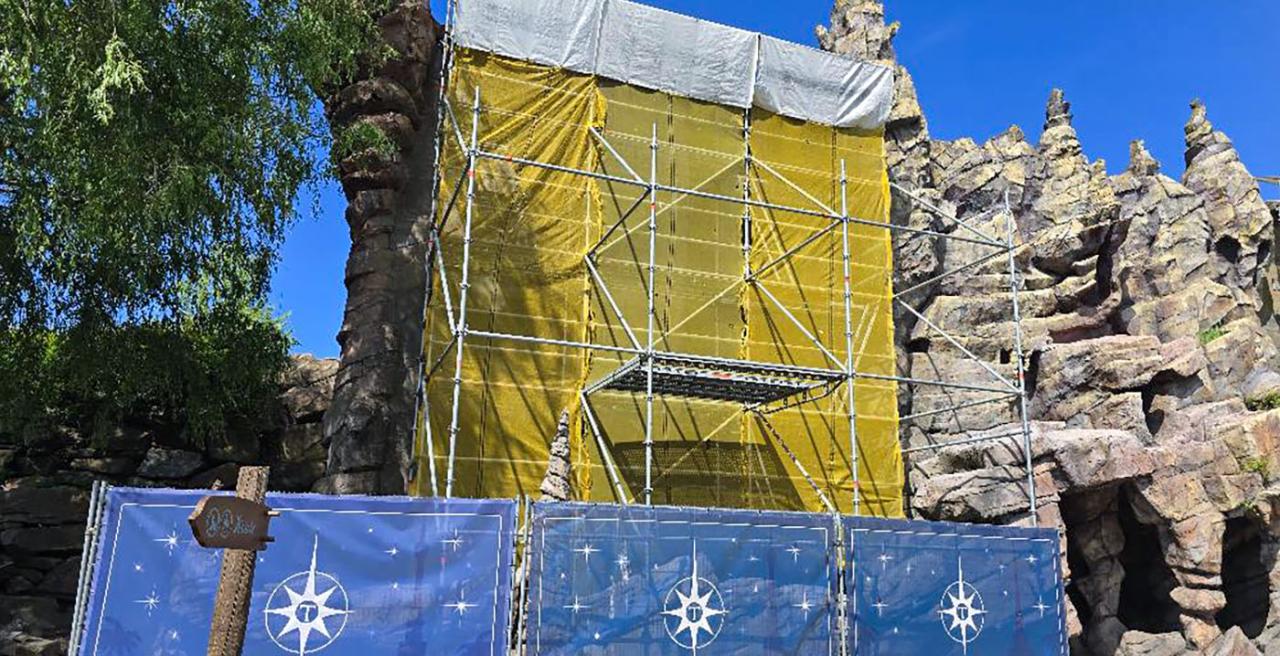 Een opvallende steigerconstructie in #Toverland, maar de wildwaterbaan blijft open: https://lnkd.in/diYs5eri 