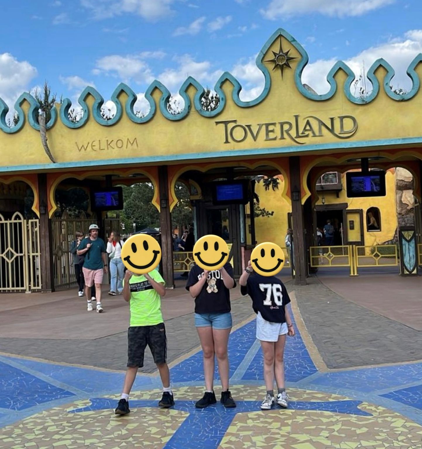 Afgelopen zaterdag vond het jaarlijkse KidzBase uitje naar Attractiepark Toverland plaats. 185 kinderen en begeleiders van 20 groepen en gezinshuizen stonden 's morgens te trappelen voor de poorten en beleefden een geweldige dag. 

Toen we vanmorgen de computer opstartten zagen we allerlei enthousiaste berichten over het uitje. Wat een heerlijke manier om de week te starten. We zitten met een grote glimlach achter ons bureau.

𝘏𝘦𝘵 𝘸𝘢𝘴 𝘵𝘰𝘱!!!

-

𝘏𝘦𝘦𝘭 𝘷𝘢𝘯 𝘥𝘢𝘯𝘬 𝘷𝘢𝘯 𝘰𝘯𝘻𝘦 𝘬𝘪𝘥𝘴. 𝘡𝘦 𝘨𝘦𝘯𝘪𝘦𝘵𝘦𝘯 𝘰𝘱 𝘥𝘪𝘵 𝘮𝘰𝘮𝘦𝘯𝘵 𝘯𝘰𝘨 𝘴𝘵𝘦𝘦𝘥𝘴.

-

𝘋𝘦 𝘫𝘰𝘯𝘨𝘦𝘳𝘦𝘯 𝘩𝘦𝘣𝘣𝘦𝘯 𝘨𝘦𝘯𝘰𝘵𝘦𝘯 𝘩𝘦𝘵 𝘸𝘢𝘴 𝘸𝘦𝘦𝘳 ee𝘯 𝘧𝘢𝘯𝘵𝘢𝘴𝘵𝘪𝘴𝘤𝘩𝘦 𝘥𝘢𝘨 𝘮𝘦𝘵 𝘴𝘵𝘳𝘢𝘭𝘦𝘯𝘥𝘦 𝘴𝘯𝘰𝘦𝘵𝘦𝘯.

-

𝘞𝘢𝘵 𝘦𝘦𝘯 𝘸𝘦𝘦𝘳 𝘦𝘯 𝘸𝘢𝘵 𝘦𝘦𝘯 𝘱𝘭𝘦𝘻𝘪𝘦𝘳 𝘩𝘢𝘥𝘥𝘦𝘯 𝘥𝘦 𝘬𝘪𝘥𝘴. 𝘋𝘪𝘵 𝘪𝘴 𝘩𝘦𝘳𝘪𝘯𝘯𝘦𝘳𝘪𝘯𝘨𝘦𝘯 𝘮𝘢𝘬𝘦𝘯.

-

𝘖𝘯𝘻𝘦 𝘫𝘦𝘶𝘨𝘥𝘪𝘨𝘦𝘯 𝘩𝘦𝘣𝘣𝘦𝘯 𝘷𝘢𝘯𝘥𝘢𝘢𝘨 𝘰𝘯𝘵𝘻𝘦𝘵𝘵𝘦𝘯𝘥 𝘨𝘦𝘯𝘰𝘵𝘦𝘯 𝘷𝘢𝘯 𝘢𝘭𝘭𝘦 𝘢𝘷𝘰𝘯𝘵𝘶𝘶𝘳𝘭𝘪𝘫𝘬𝘦 𝘢𝘤𝘵𝘪𝘷𝘪𝘵𝘦𝘪𝘵𝘦𝘯, 𝘥𝘪𝘦 𝘦𝘳 𝘪𝘯 𝘛𝘰𝘷𝘦𝘳𝘭𝘢𝘯𝘥 𝘵𝘦 𝘥𝘰𝘦𝘯 𝘸𝘢𝘳𝘦𝘯. 𝘌𝘳 𝘻𝘪𝘫𝘯 𝘢𝘯𝘨𝘴𝘵𝘦𝘯 𝘰𝘷𝘦𝘳𝘸𝘰𝘯𝘯𝘦𝘯 𝘦𝘯 𝘱𝘦𝘳𝘴𝘰𝘰𝘯𝘭𝘪𝘫𝘬𝘦 𝘨𝘳𝘦𝘯𝘻𝘦𝘯 𝘷𝘦𝘳𝘭𝘦𝘨𝘥. 𝘞𝘦 𝘸𝘪𝘭𝘭𝘦𝘯 𝘫𝘶𝘭𝘭𝘪𝘦 𝘩𝘦𝘦𝘭 𝘩𝘢𝘳𝘵𝘦𝘭𝘪𝘫𝘬 𝘥𝘢𝘯𝘬𝘦𝘯 𝘷𝘰𝘰𝘳 𝘥𝘦 𝘰𝘳𝘨𝘢𝘯𝘪𝘴𝘢𝘵𝘪𝘦 𝘷𝘢𝘯 𝘥𝘦𝘻𝘦 𝘴𝘶𝘱𝘦𝘳𝘭𝘦𝘶𝘬𝘦 𝘦𝘯 𝘶𝘪𝘵𝘥𝘢𝘨𝘦𝘯𝘥𝘦 𝘥𝘢𝘨.

-

𝘞𝘈𝘜𝘞! 𝘋𝘢𝘯𝘬𝘫𝘦𝘸𝘦𝘭 𝘋𝘦 𝘬𝘪𝘯𝘥𝘦𝘳𝘦𝘯 𝘩𝘦𝘣𝘣𝘦𝘯 𝘦𝘦𝘯 𝘦𝘳𝘨 𝘭𝘦𝘶𝘬𝘦 𝘥𝘢𝘨 𝘨𝘦𝘩𝘢𝘥 𝘦𝘯 𝘻𝘪𝘫𝘯 𝘮𝘦𝘵 𝘦𝘦𝘯 𝘨𝘳𝘰𝘵𝘦 𝘨𝘭𝘪𝘮𝘭𝘢𝘤𝘩 𝘸𝘦𝘦𝘳 𝘵𝘦𝘳𝘶𝘨 𝘯𝘢𝘢𝘳 𝘥𝘦 𝘨𝘳𝘰𝘦𝘱 𝘷𝘦𝘳𝘵𝘳𝘰𝘬𝘬𝘦𝘯. 𝘡𝘦 𝘩𝘦𝘣𝘣𝘦𝘯 𝘩𝘪𝘦𝘳 𝘯𝘰𝘨 𝘭𝘦𝘬𝘬𝘦𝘳 𝘮𝘦𝘵 𝘥𝘦 𝘣𝘦𝘨𝘦𝘭𝘦𝘪𝘥𝘦𝘳𝘴 𝘨𝘦𝘬𝘭𝘦𝘵𝘴𝘵. 𝘈𝘭𝘭𝘦𝘴 𝘸𝘢𝘴 𝘦𝘤𝘩𝘵 𝘴𝘶𝘱𝘦𝘳 𝘨𝘦𝘳𝘦𝘨𝘦𝘭𝘥 𝘷𝘢𝘯𝘶𝘪𝘵 𝘫𝘶𝘭𝘭𝘪𝘦. 𝘋𝘢𝘯𝘬 𝘫𝘦 𝘸𝘦𝘭.

#kidzbase #stichting #goeddoel #kinderen #uithuisgeplaatst #kwetsbaar #beschadigd #kleurgeven #projecten #uitje #toverland #herinneringenmaken