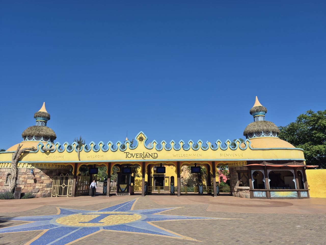 𝗦𝗰𝗵𝗼𝗼𝗹𝗿𝗲𝗶𝘀𝗷𝗲 𝗧𝗼𝘃𝗲𝗿𝗹𝗮𝗻𝗱 🎢🎡

Voor het jaarlijkse schoolreisje waren we op 19 mei met leerlingen van onze praktijkschool in attractiepark Toverland. We hebben een topdag gehad! 🤩

De lucht was strakblauw, de temperatuur was prima, de wachtrijen waren niet te lang en de attracties waren leuk. Het was gezellig met alle leerlingen en het team.

Wij kijken nu alweer uit naar het schoolreisje van volgend jaar.

#leerparkarnhem #ontdekenleerdoortedoen #arnhem #schoolreisje #toverland