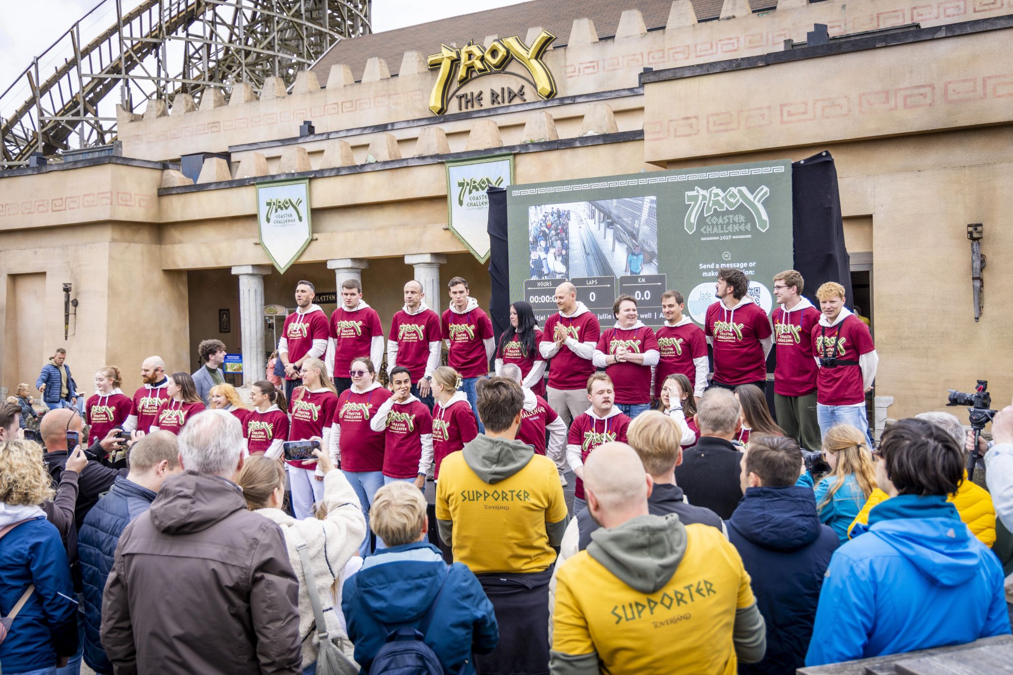 [NL] En... dispatch! 🎢 Vanmiddag om 12:00 uur startte de Troy Coaster Challenge in Attractiepark Toverland. Vandaag en morgen brengen 24 waaghalzen 24 uur door in onze houten achtbaan Troy.

Dit doen ze om geld op te halen voor Stichting Jade Uitwaaimomenten kinderkanker. Deze stichting van Jade Kops en haar familie biedt gezinnen die getroffen zijn door kinderkanker de mogelijkheid om een weekje 'uit te waaien' aan zee. 💛✨ Met de Troy Coaster Challenge en alle activiteiten hieromheen hopen we een bedrag op te halen waarmee we één jaar lang de kosten van deze vakanties kunnen dekken.

➡️ Help mee en steun onze dappere challengers! Doneren kan nog steeds: https://bit.ly/4ksdpxs

#Toverland #StichtingJade #achtbaan

----------------------

[EN] And… dispatch! 🎢 At noon, the Troy Coaster Challenge kicked off at Attractiepark Toverland. Over the course of today and tomorrow, 24 thrill-seekers will spend 24 hours in our wooden roller coaster Troy.

They’re doing so to raise money for Stichting Jade Uitwaaimomenten kinderkanker. This foundation was set up by Jade Kops and her family, supporting families affected by childhood cancer by giving them the chance to enjoy a week of peace and fresh sea air. 💛✨ Through the Troy Coaster Challenge and all related activities, we hope to raise enough funds to cover the entire cost of these vacations for one full year.

➡️ Will you help too and support our brave challengers? Donations are still accepted: https://bit.ly/4krNBl2

#Toverland #StichtingJade #rollercoaster