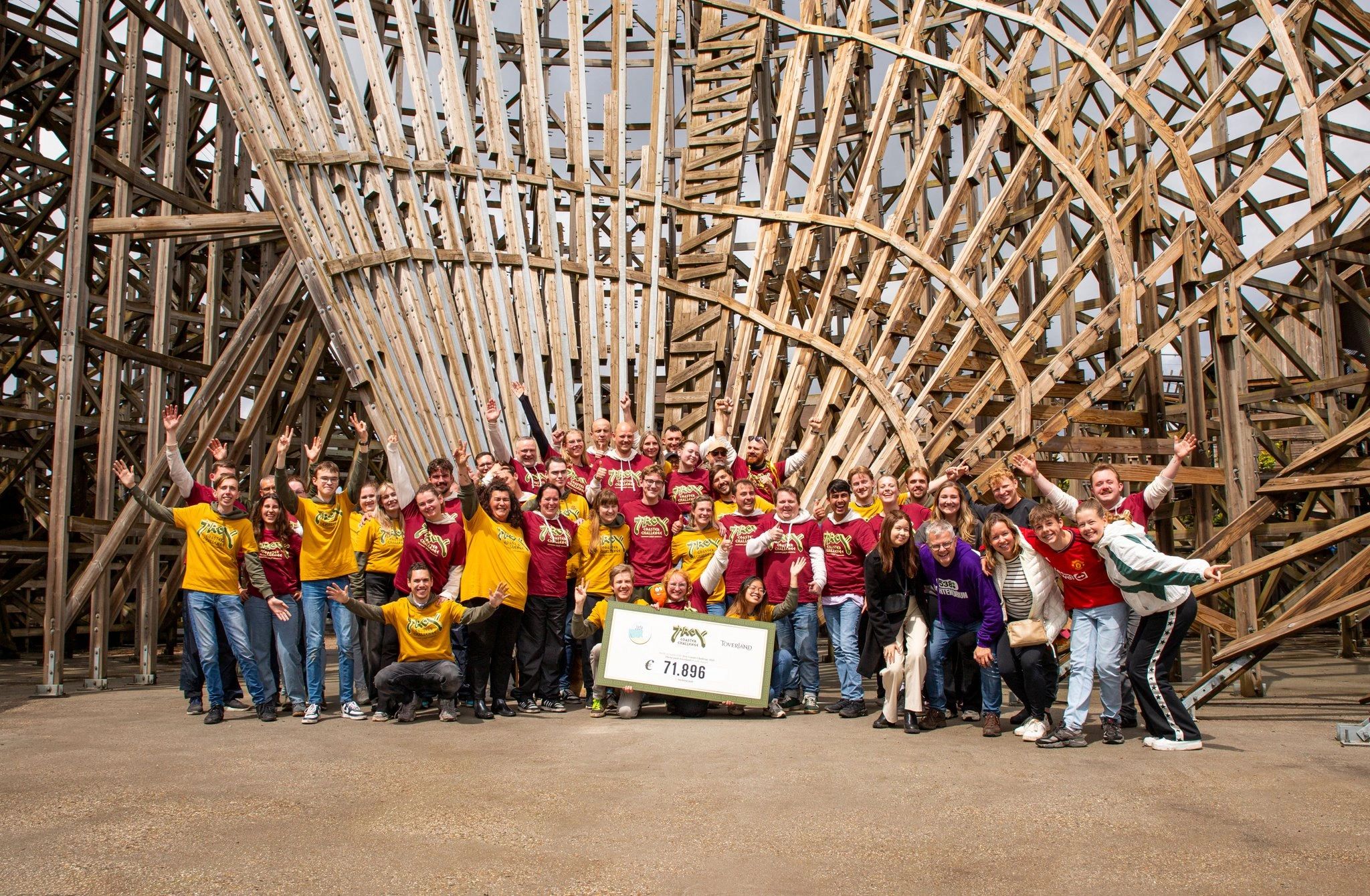 [NL] Wauw, wat een ontzettend gaaf weekend! De 24 uur in Troy zitten erop, en daarmee komt de Troy Coaster Challenge 2025 ten einde. Toen we vorig jaar aan dit project begonnen, hadden we nooit durven dromen dat we nu een cheque van €71.896(!) zouden overhandigen aan Stichting Jade Uitwaaimomenten kinderkanker.

Ondanks de regen en kou hebben 15 van de 24 challengers deze achtbaanmarathon volgehouden. ☔ Gehaald of niet, we zijn enorm trots op iedereen die gisterenmiddag is begonnen aan deze bizarre uitdaging. De afgelopen weken hebben de deelnemers én hun begeleiders alles op alles gezet om donateurs te werven, met de ultieme beproeving in Troy als grootse finale. Dank voor al jullie inzet en positiviteit! 💙🙌

Ook heel veel dank aan alle collega’s van Attractiepark Toverland voor de hulp, betrokkenheid en fijne energie. Wederom een mooi staaltje teamwork waar we het zonder hadden gered! Zo creëren we magische gelukservaringen binnen én buiten de grenzen van Toverland. ✨ De laatste dankjewel is voor Jade en haar familie. Ondanks alle tegenslagen blijven zij een baken van kracht en behulpzaamheid. Inspirerend voor ons allemaal!

#Toverland #StichtingJade #achtbaan

----------------------

[EN] Wow, what an incredible weekend! The 24 hours in Troy have come to an end, marking the close of the Troy Coaster Challenge 2025. When we started this project last year, we never dreamed that today we’d be handing over a cheque for €71,896 to Stichting Jade Uitwaaimomenten kinderkanker.

Despite the rain and cold, 15 out of 24 challengers made it through this roller coaster marathon. ☔ Whether they completed it or not, we’re incredibly proud of everyone who started this wild challenge yesterday. Over the past weeks, the participants and their support teams gave it their all to raise donations, with the ultimate trial in Troy as the grand finale. Thank you all for your amazing energy and dedication! 💙🙌

Many thanks as well to all our colleagues at Attractiepark Toverland for the help, involvement, and positive spirit. Another beautiful example of teamwork: we couldn’t have done it without each other! Together, we create magical experiences of happiness, both within and beyond the borders of Toverland. ✨ A final thank you goes to Jade and her family. Despite all the challenges they've faced, they remain a beacon of strength and generosity. Truly inspiring to us all!

#Toverland #StichtingJade #rollercoaster