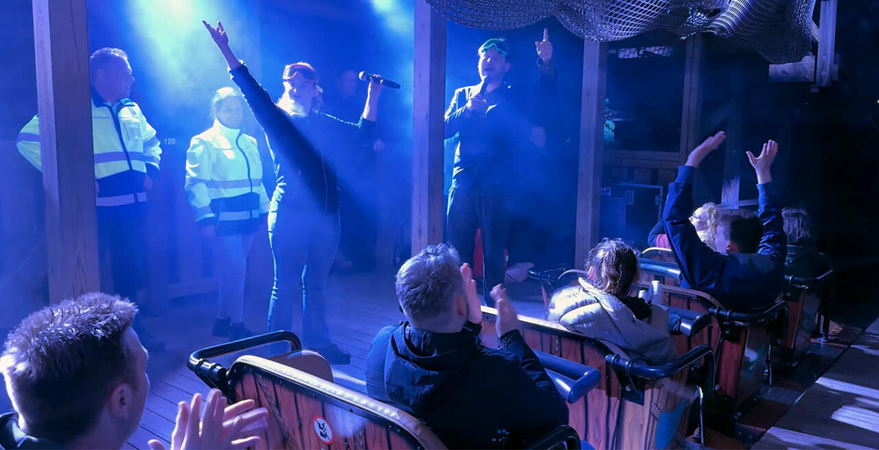 Deze mensen zitten de hele nacht in de houten achtbaan van #Toverland, in de regen... 😨
https://lnkd.in/eaJhcAyc 