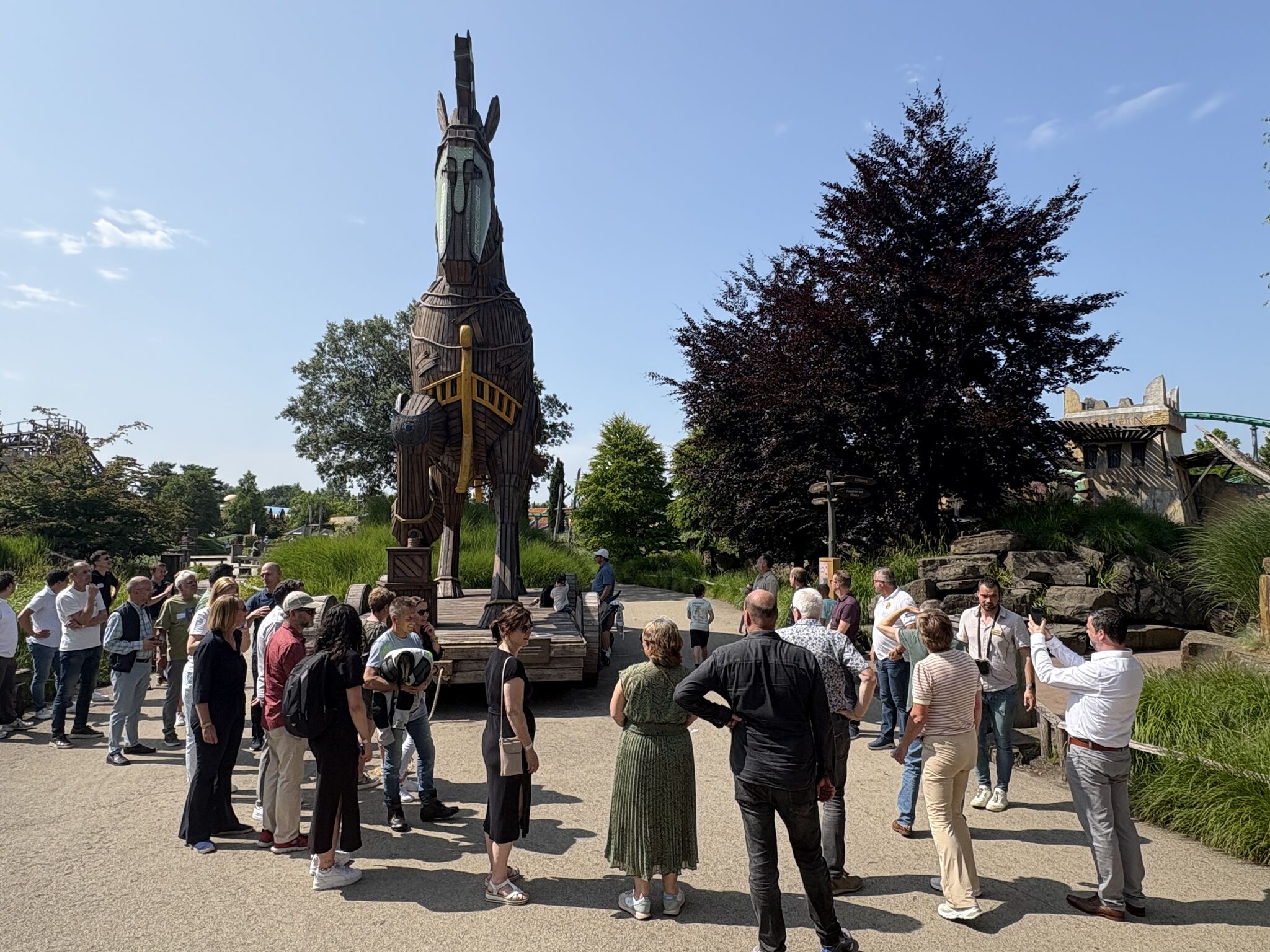 𝗩𝗮𝗻 𝗔𝗜 𝘁𝗼𝘁 𝗔𝗰𝗵𝘁𝗯𝗮𝗻𝗲𝗻: 𝗜𝗻𝗻𝗼𝘃𝗮𝘁𝗶𝗲 𝗲𝗻 𝗗𝘂𝘂𝗿𝘇𝗮𝗮𝗺𝗵𝗲𝗶𝗱 𝗯𝗶𝗷 𝗧𝗼𝘃𝗲𝗿𝗹𝗮𝗻𝗱

🧠✨ Afgelopen vrijdag weer veel opgestoken tijdens een boeiende SKL  -bijeenkomst — dit keer op een bijzondere locatie: Attractiepark Toverland 

Onder begeleiding van Mérieux NutriSciences | ktba doken we ‘s ochtends in de wereld van Artificiële Intelligentie. Andreas Hendrickx wist ons te prikkelen met zijn inzichten, maar gaf ook praktische handvatten waarmee we écht aan de slag kunnen.
Tijdens de workshop verkenden we tools als ChatGPT, Gemini en Copilot. Interessant om te ervaren hoe deze AI-oplossingen ons werk direct slimmer, sneller en zelfs leuker kunnen maken.

In de middag leerden we hoe Toverland invulling geeft aan duurzaamheid binnen het park.
We sloten af met een rondleiding door het park én een ritje in achtbaan de Fēnix 🌀🎢 

Een mooie afsluiter van een leerzame en inspirerende dag!

#AI #duurzaamheid #kwaliteitszorg #SKL #ChatGPT #Toverland #digitalisering #netwerken