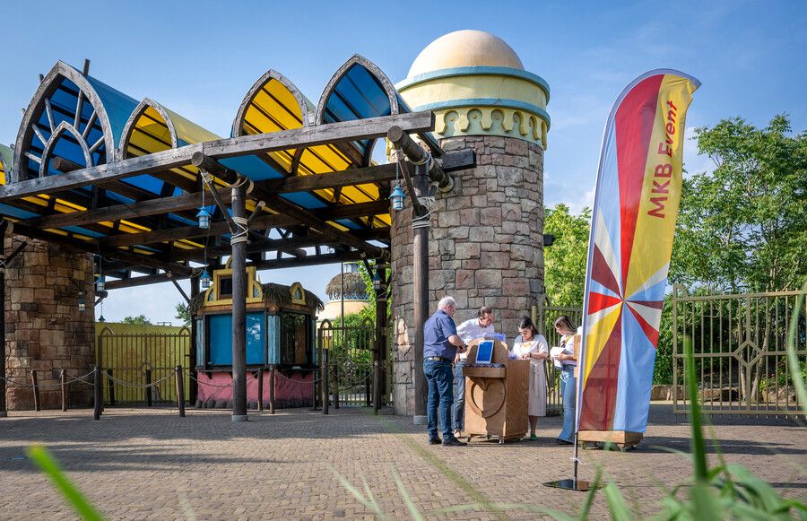 Op woensdag 18 juni organiseerde Provincie Limburg een MKB-bijeenkomst bij Toverland in Sevenum. Gedeputeerde Satijn sprak de aanwezige ondernemers toe en ook oud-generaal Van Uhm liet een indruk achter met zijn verhaal over leiderschap en weerbaarheid.

Vanuit PVO Limburg was adviseur Peter Cox aanwezig om in gesprek te gaan over de rol van veiligheid binnen het ondernemerschap. Tijdens het walking dinner was er volop ruimte voor ontmoeting, uitwisseling en inspiratie.

Een geslaagde middag met waardevolle gesprekken en het mooie weer deed de rest.

#MKB #veiligondernemen #Toverland #samensterk #ondernemersnetwerk