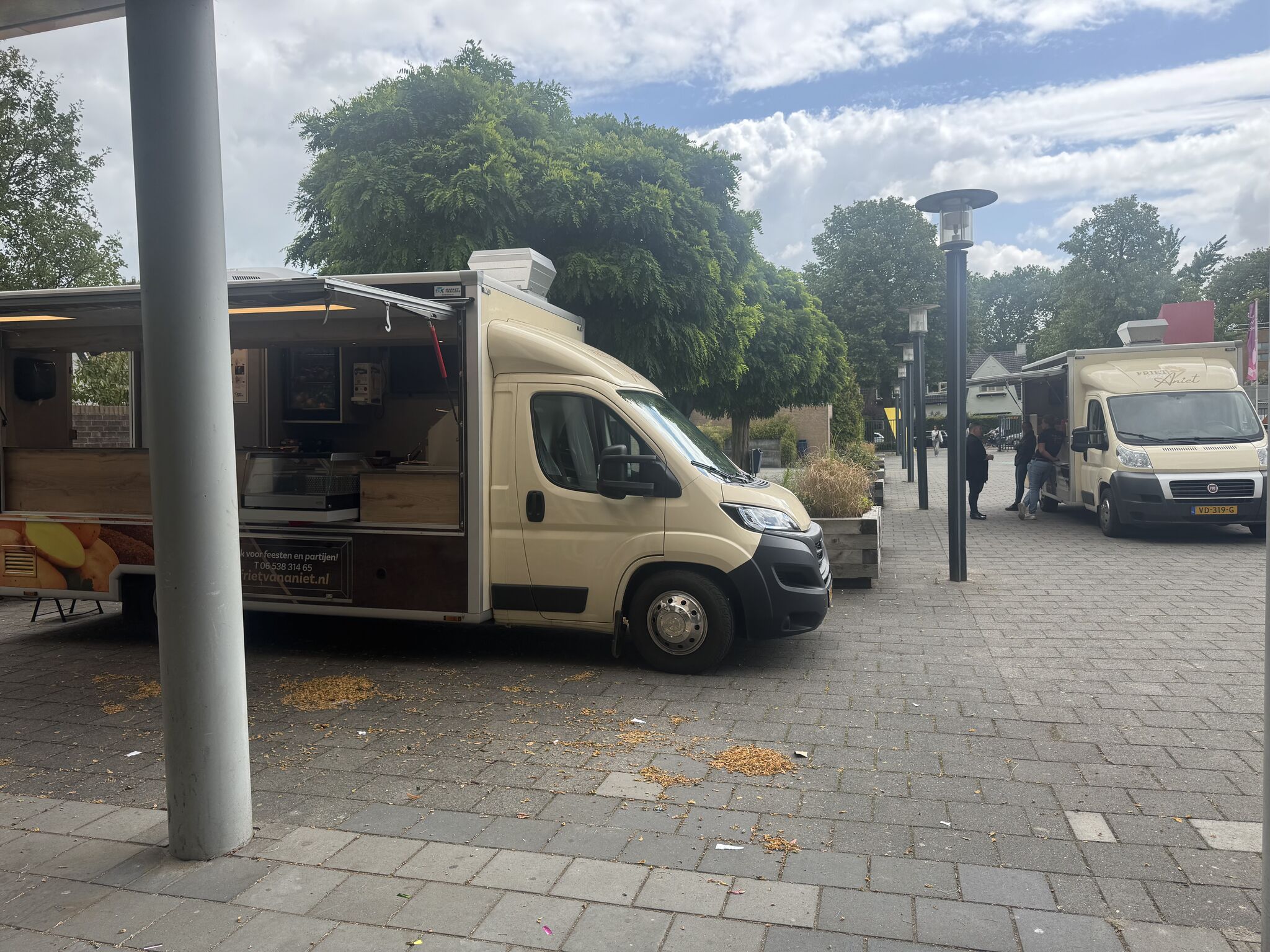 Afsluiting van het schooljaar voor de leerlingen bij Omnia College dit vieren we deze week met een uitje naar #phantasialand en #toverland maar eerst ophalen cijferlijst en friet!