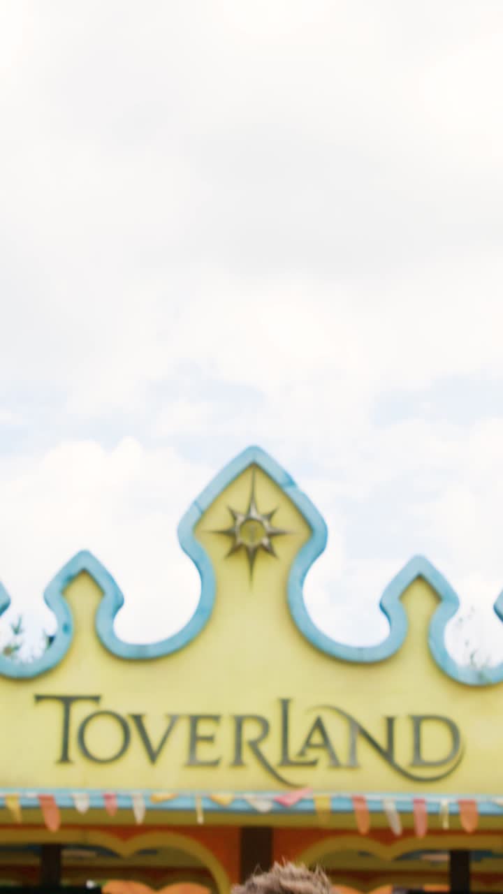 In een attractiepark is geen (werk)dag hetzelfde! Daarom hebben we ter ere van aanstaande internationale achtbanendag een wel heel bijzondere vacature: acht-banentester bij Attractiepark Toverland! 🎢✨ Word jij onze nieuwe collega?

Bekijk de vacature hier: https://lnkd.in/eiWNPuuT

#Toverland #werkenbij #rollercoasterday