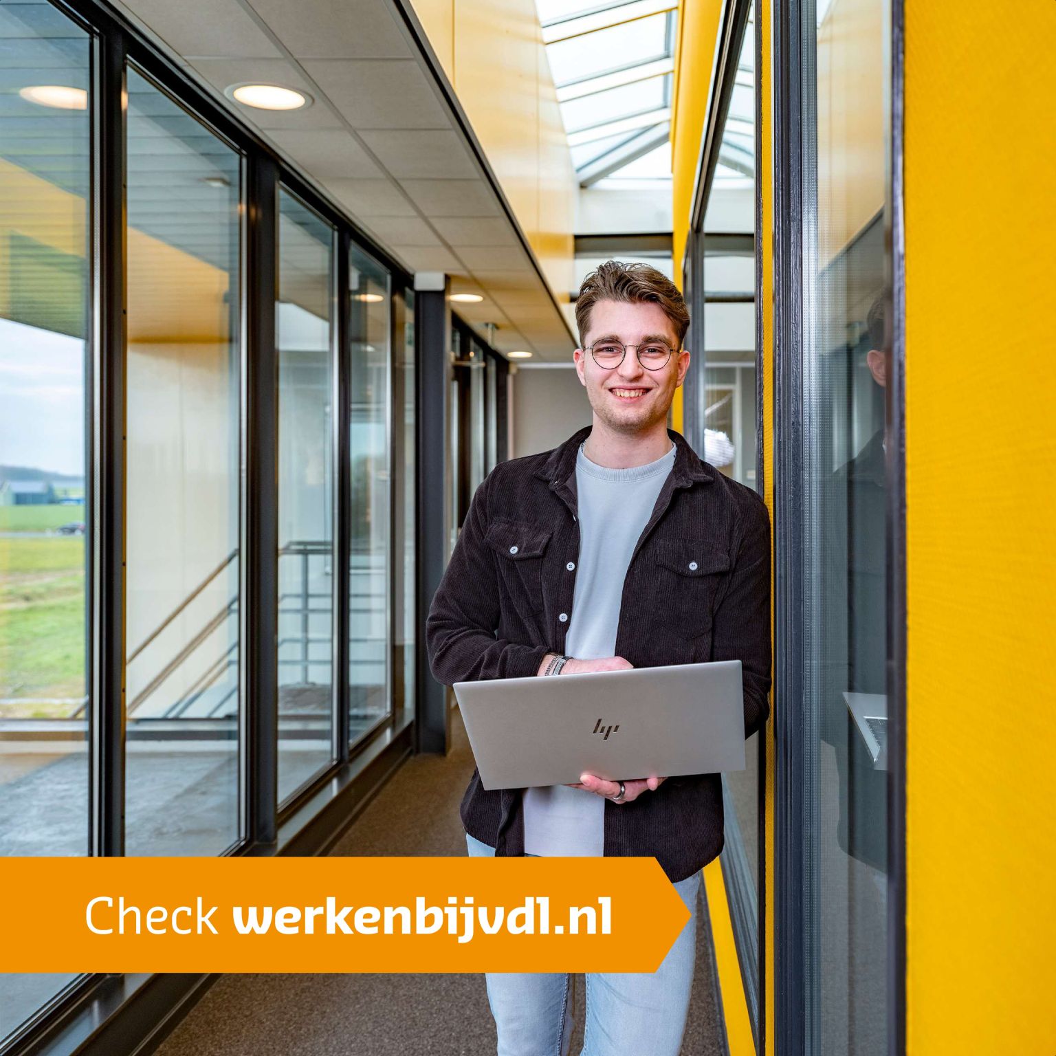 𝑴𝒂𝒂𝒌 𝒌𝒆𝒏𝒏𝒊𝒔 𝒎𝒆𝒕... 𝑴𝒊𝒄𝒉𝒊𝒆𝒍 𝒗𝒂𝒏 𝑬𝒄𝒌
“Mijn functie is ICT Servicedesk Employee en ik ondersteun gebruikers bij technische problemen met computers, software en netwerken. De belangrijkste taken zijn: probleemoplossing, gebruikersondersteuning, installatie en configuratie, onderhoud en updates, documenteren van problemen en oplossingen en het beheer van de telefooncentrale. Het geeft mij veel voldoening dat, mede door mijn inzet en werkzaamheden, iedereen in het bedrijf soepel kan blijven doorwerken." 

Klik op de volgende link om de gehele testimonial te lezen https://lnkd.in/e6Fw7Z_q 

#ict #werkenbijvdl #vdlgroep #dirksland #vdltbpelectronics