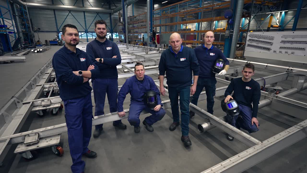 ✨ De kracht van VDL – met trots gelanceerd! 💙
De kracht van VDL. Ons nieuwe werkgeversmerk, waar ik met veel plezier en trots achter de schermen aan heb meegewerkt is nu eindelijk ook voor de buitenwereld zichtbaar. 
 
Er is niets leukers dan het vastleggen van mooie verhalen over wat het werken bij VDL bijzonder maakt. De twinkeling in iemands ogen, het enthousiasme waarmee vol trots het werk wordt getoond. De échte verhalen. Van onze lassers, verspaners, monteurs en engineers. Bedenkers en makers die zij aan zij staan, elkaar uitdagen en van elkaar leren. Met focus op vakmanschap én aandacht voor elkaar. Dat is ‘De kracht van VDL’. 
 
#werkenbijvdl #dekrachtvanvdl #employerbranding #werkgeversmerk #krachtdoorsamenwerking