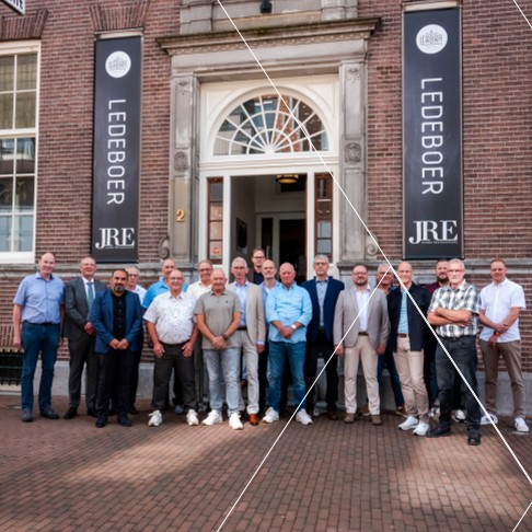 Donderdag 11 september was het voor 19 collega’s een bijzondere dag. Samen met familie en alle collega’s vierden we hun jubileum of pensioen 🥳 

De eregasten op deze feestelijke dag waren:
𝗝𝘂𝗯𝗶𝗹𝗲𝘂𝗺
Arjan Timmer – 25 jaar
Aslan Aslanian – 25 jaar
Dennis Koenderink – 25 jaar
Edwin Kuitert – 25 jaar
Pieter de Goede – 25 jaar
Rudi Tangelder – 25 jaar
Thomas Veldhuis – 25 jaar
Bert Zweers – 40 jaar
Herman Plattje – 40 jaar
Jan Baan – 40 jaar
Laurens Groothuis – 40 jaar
Johnny Tijink – 50 jaar
Rudy Tijink – 50 jaar

𝗣𝗲𝗻𝘀𝗶𝗼𝗲𝗻
Henk Grothues (+50 jaar jubileum)
Jos Rekers (+50 jaar jubileum)
Abele van der Veen
Bertus Bouwhuis
Gerrit Ningbers
Leo Gortemaker

Collega’s, allemaal hartelijk bedankt voor jullie inzet, loyaliteit en vakmanschap 👌 En natuurlijk nogmaals van harte gefeliciteerd! 💐

#feest #trots #jubileum #pensioen #gefeliciteerd
#werkenbijVDL #VDLETG #Almelo