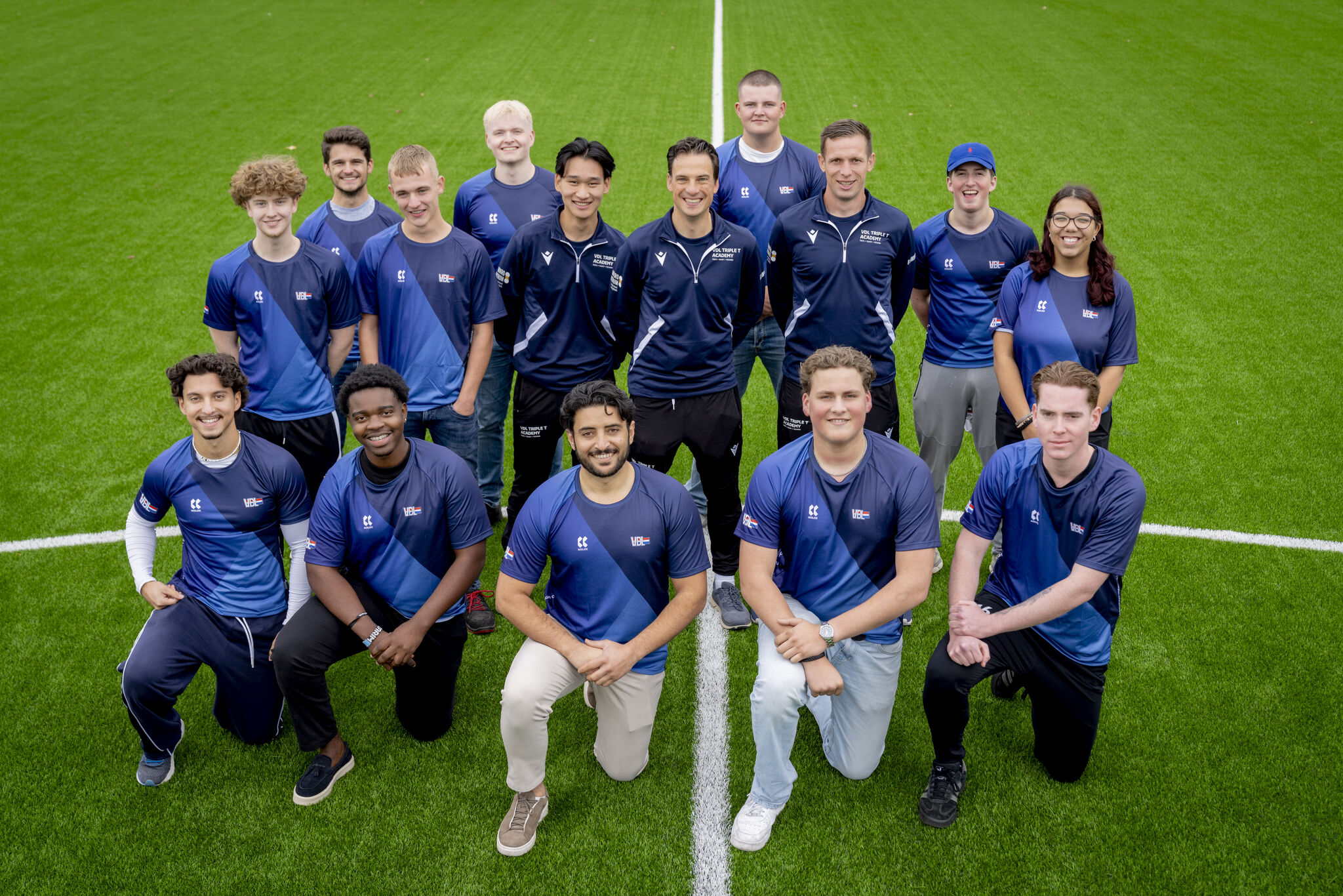 Wat een energie tijdens de start van het nieuwe BBL-jaar bij de VDL Groep Triple T Academy! 💥 Mooi om te zien hoe deze groep jonge talenten meteen betrokken en nieuwsgierig van start ging. De eerste dag stond in het teken van kennismaken, verwachtingen uitspreken en vooral: het fundament leggen voor persoonlijke en professionele groei.

Samen met René Berden mag ik dit jaar een groep begeleiden iets wat ik  met trots en plezier ga doen. De verhalen van oud-deelnemers en de inspirerende bijdrage van Jay Gibbes maakten meteen duidelijk: dit traject biedt méér dan alleen een opleiding.

Ik heb er vertrouwen in dat we er samen een waardevol jaar van gaan maken. Op naar groei, uitdagingen en mooie stappen vooruit! 💪
 #VDLTripleTAcademy #BBL #SamenGroeien #Mentorschap #Toekomstbouwers