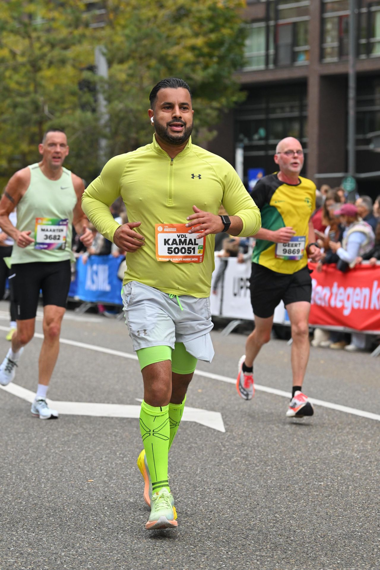 🏃‍♂️ Marathon Eindhoven – Een onvergetelijke ervaring! 🏁


Wat een dag! De straten van Eindhoven waren gevuld met energie, enthousiasme en duizenden hardlopers die hun grenzen verlegden tijdens de jaarlijkse marathon. Tussen al die sportievelingen liep ik zelf ook mee — een ervaring die ik niet snel zal vergeten.
Dankzij de steun van mijn werkgever, VDL ETG Eindhoven, kreeg ik de kans om deel te nemen aan dit fantastische evenement. 

De sfeer was geweldig: toeschouwers langs de route, muziek, aanmoedigingen en het trotse gevoel bij de finish. Eindhoven liet zich van zijn beste kant zien, en ik ben dankbaar dat ik daar deel van mocht uitmaken.
daarnaast ben ik blij dat ik met een positief (1:44 💪) resultaat de finish heb mogen halen.

Bedankt VDL Groep voor het mogelijk maken van deze mijlpaal. Op naar de volgende uitdaging!

wil jij ook aan de slag bij onze "sportieve werkgever" ?

kijk dan snel op https://lnkd.in/eFMMhFaB

#vdlgroep #krachtdoorsamenwerking #VDL #werkenbijVDL