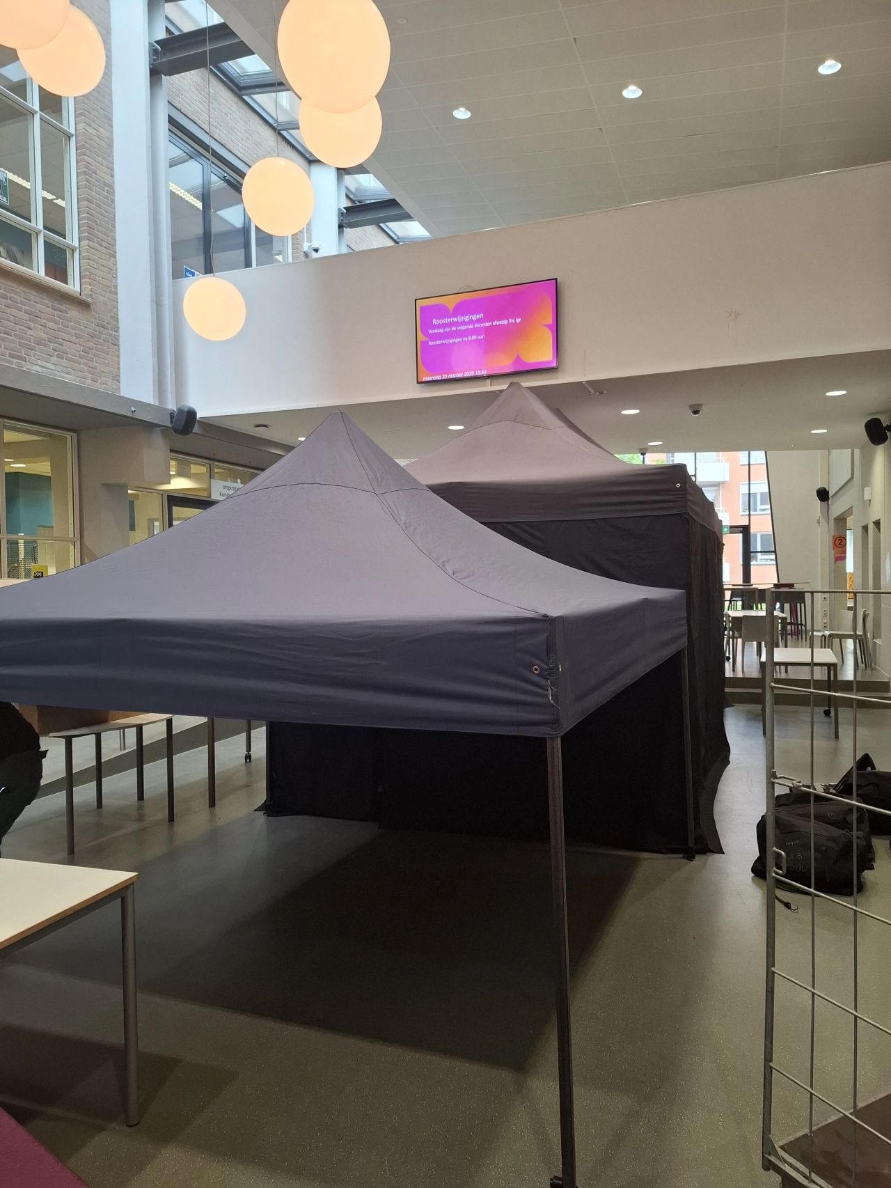 Parmant in Eindhoven 
TechFunDay 
Voorbereidingen zijn bijna klaar voor morgen 😷
Cleanroom - check 
Mutsen - check
Mondkapjes - check
Overalls - check (maat L)
Handschoenen - check
Veiligheidsbrillen - check
Overschoenen - check
UV lampen - check
Cleanroom Experience gaat morgen beginnen. 
Morgen voor het eerste keer samen met  Benjamin A. Romero 
Top team! 
We gaan morgen deelnemers extra informatie geven over dagelijkse leven van cleanroom personeel!!!
Techniekpromotie doe je met je HART!
p.s.
Marina bedankt voor je begeleiding vanmiddag! Topper!!!
#werkenbijVDL #VDLETG #VDLgroep
#Cleanroom #Techniekpromotie #particlehunting 
