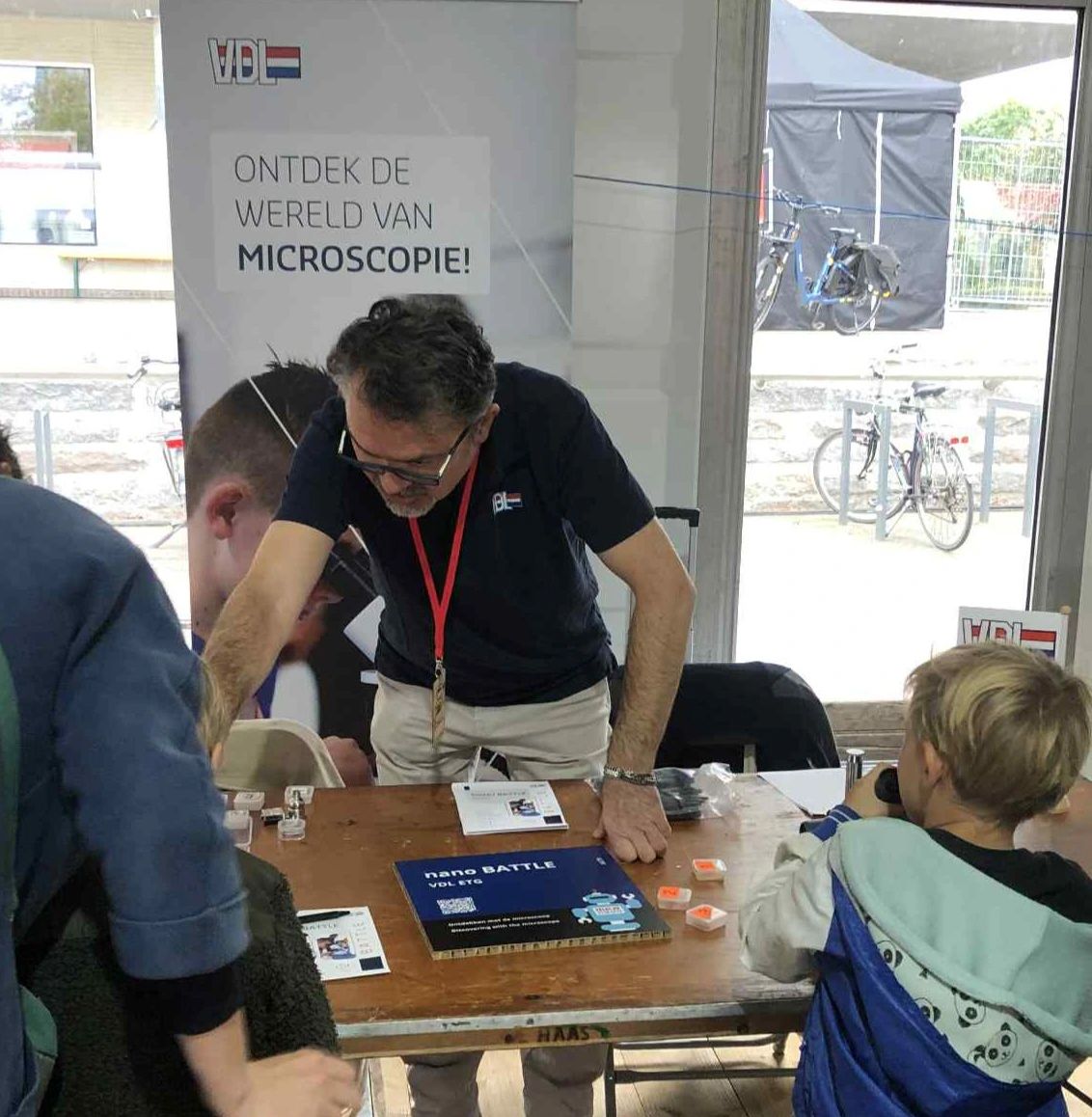 Terugblik op Maker Days Eindhoven van afgelopen maand.
Ik bedankt mijn collega Tijs voor deze mooie opname.
Ondek de wereld van microscopie workshop was onderdeel van VDL groep.
Honderden enthousiaste deelnemers, wekend lang, mogen de wereld van microscopie ervaren. 
Reacties waren:
Blijf lijken...wow, neeee, mag ik nog kijken... papa, mama dit moet je zien...WoW! 
en nog veel meer...
Microscopie wereld is vol verassingen en magie. Hoe fijn is dat om kinderen zo enthousiast te zien. Fantastisch.
Tot volgende microscopie workshop!
Techniekpromotie doe je met je HART!
#werkenbijVDL #microscopie #VDLETG #VDLgroep #Techniekpromotie #vergrotingen 