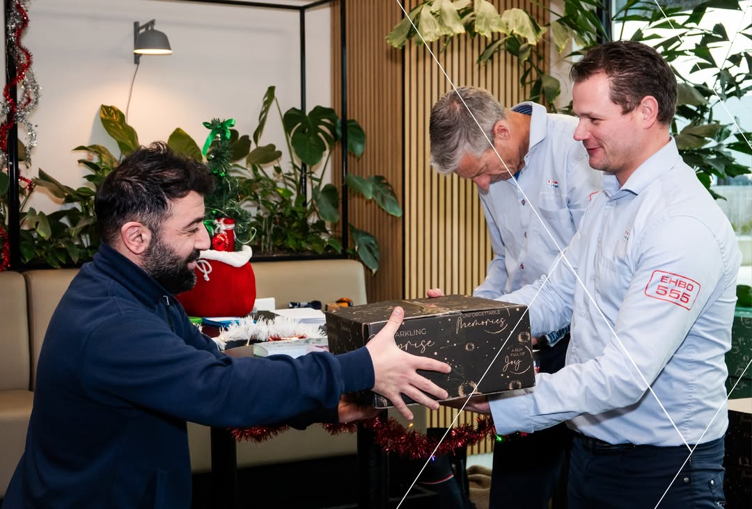 🎶𝗜𝘁'𝘀 𝗯𝗲𝗴𝗶𝗻𝗻𝗶𝗻𝗴 𝘁𝗼 𝗹𝗼𝗼𝗸 𝗮 𝗹𝗼𝘁 𝗹𝗶𝗸𝗲 𝗖𝗵𝗿𝗶𝘀𝘁𝗺𝗮𝘀…🎄🎵

Kerstmuziek aan, kerstmuts op, op drie locaties kerstpakketten paraat: uitdelen maar!
Onze leidinggevenden kropen in de rol van kerstman om de kerstcadeau's uit te delen 🎁 Zo is elke collega persoonlijk bedankt voor zijn of haar inzet in het afgelopen jaar ✨

#kerst #kerstpakketten #VDLETG
#krachtvanVDL #werkenbijvdl