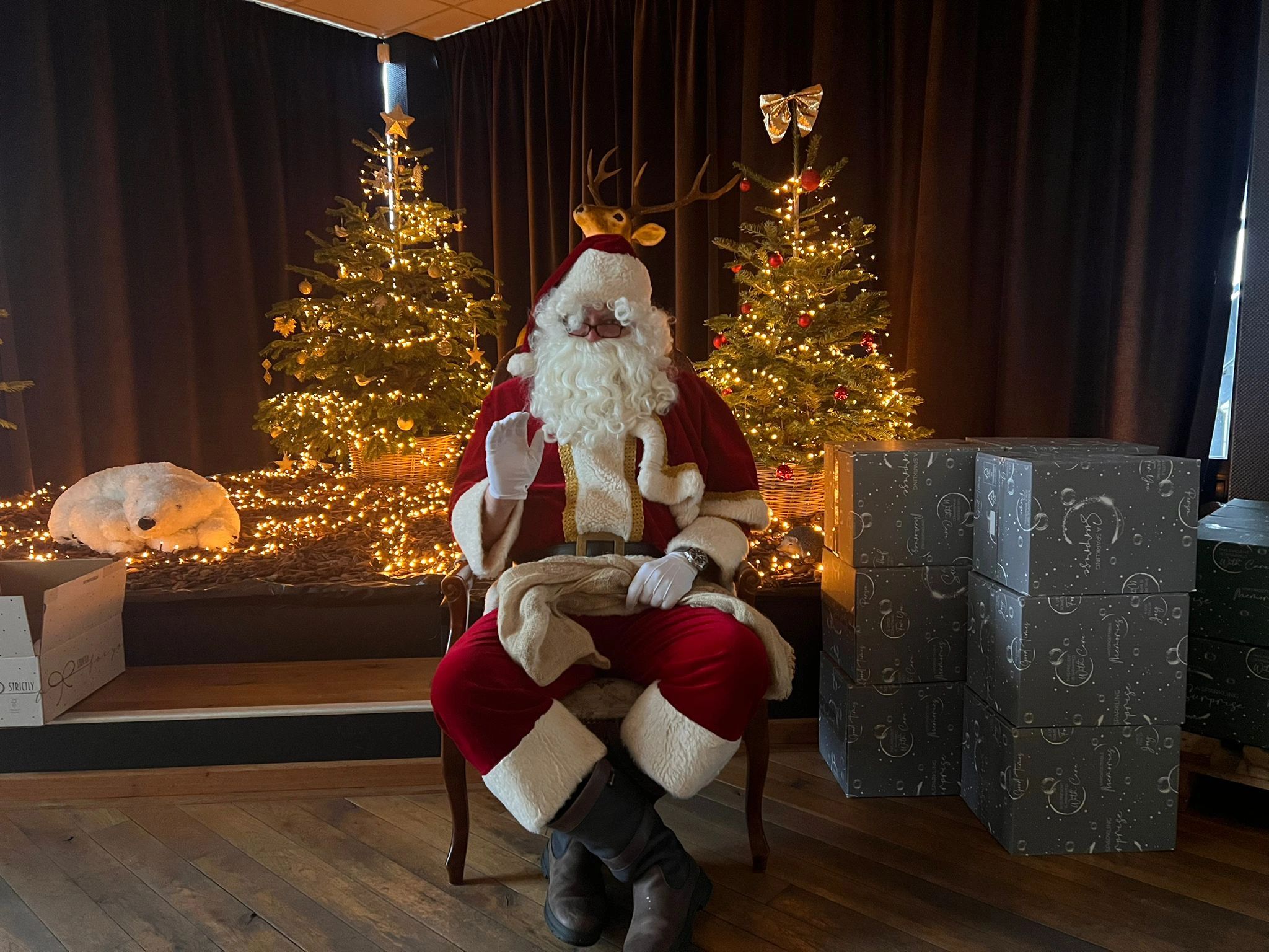 Kerstmagie bij VDL! ✨🎄

Vandaag zijn de VDL-kerstgeschenken uitgedeeld aan onze collega’s, en niet zomaar door iemand… maar door de enige echte kerstman! 🎅 

Iedereen mocht met hem op de foto 📸 en kreeg persoonlijk zijn of haar cadeau overhandigd. Dat zorgde voor veel blije gezichten, gezelligheid en echte kerstsfeer in ons Grand Café. Wat een mooie manier om samen het jaar feestelijk af te sluiten! 🎁🎄

#werkenbijvdl #kerst #vdltbpelectronics #kerstgeschenk