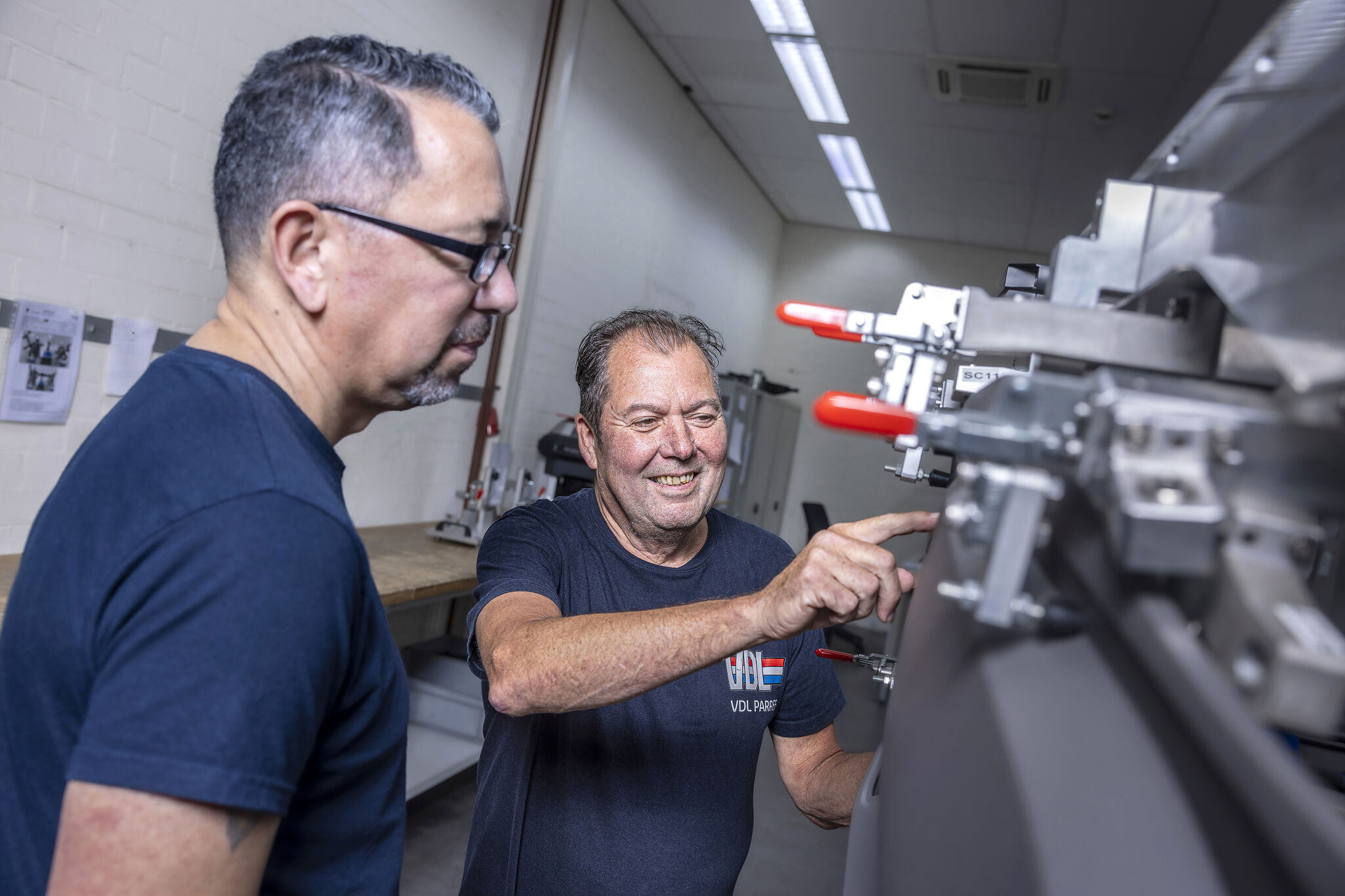 Als Quality Engineer bij VDL Parree zorgt Bert ervoor dat onze producten voldoen aan de hoogste kwaliteitsnormen. Van het bedenken van verbeteracties tot het oplossen van complexe problemen: Bert is van A tot Z betrokken. Het leukste aan zijn werk? Het vertrouwen dat hij voelt om actie te ondernemen en de uitdaging om steeds betere oplossingen te vinden. 🔎

"Ook al is VDL ontzettend groot, het voelt als een klein, warm bedrijf. Mijn ideeën worden serieus genomen en ik krijg alle ruimte om me te ontwikkelen. Samen met mijn collega’s gaan we er 100% voor. Het liefst zelfs nog een beetje meer."

Jezelf uitdagen. Dat is de kracht van VDL. 💪

👉 Ontdek meer op www.werkenbijvdl.nl

#werkenbijvdl #dekrachtvanvdl #krachtdoorsamenwerking